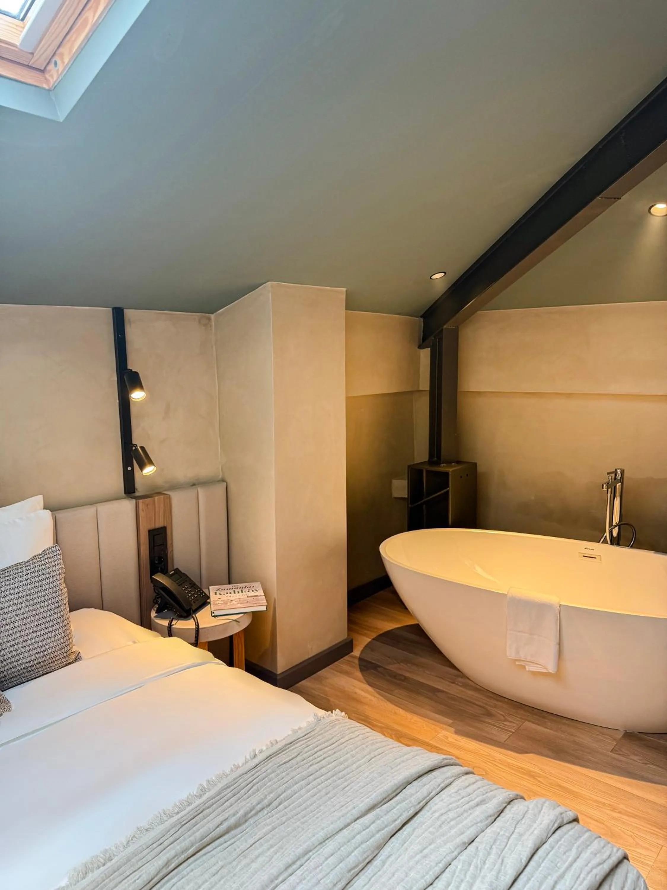 Bath, Bed in Lecole Hotel By Cityloft