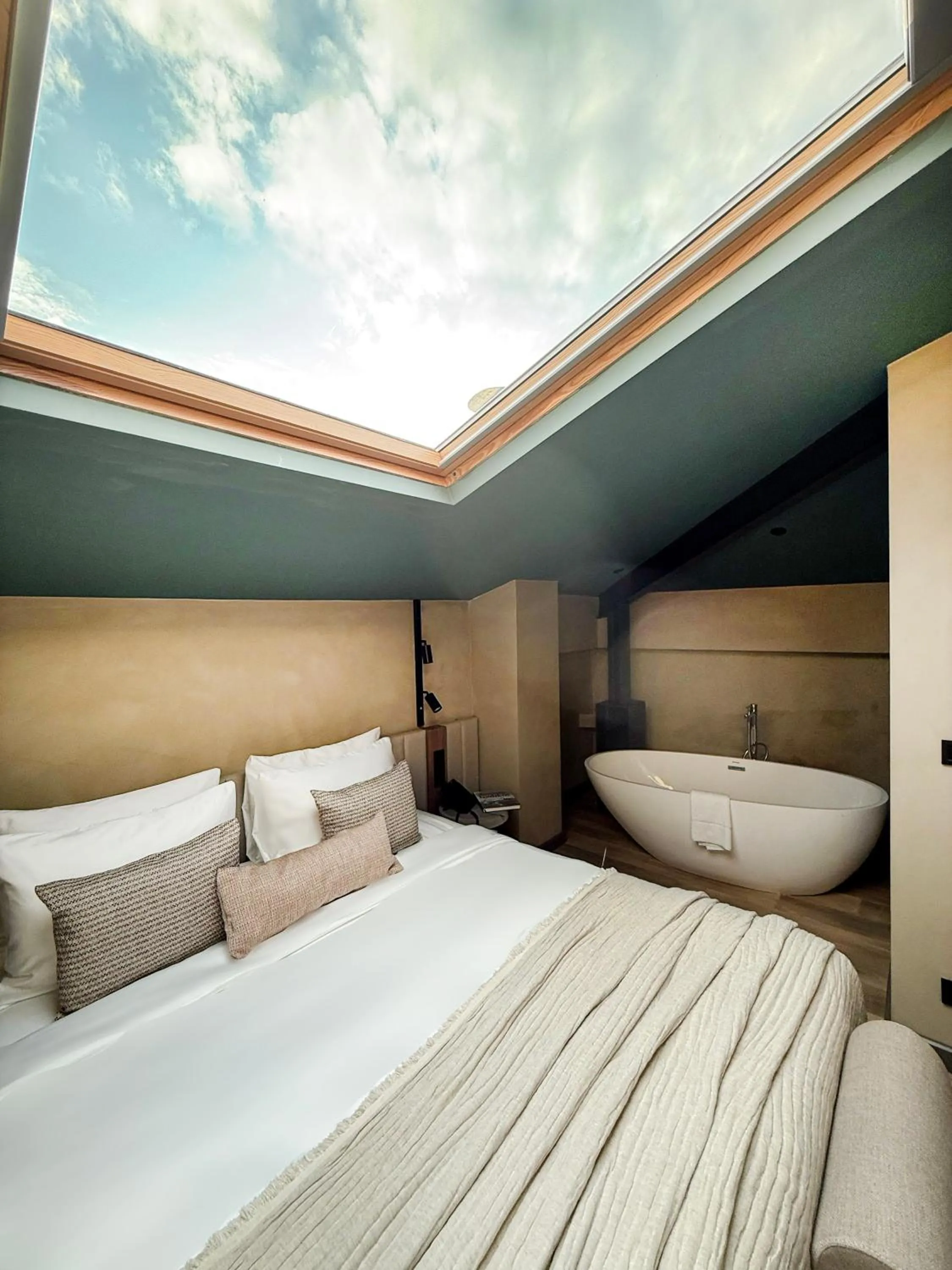 Bath, Bed in Lecole Hotel By Cityloft