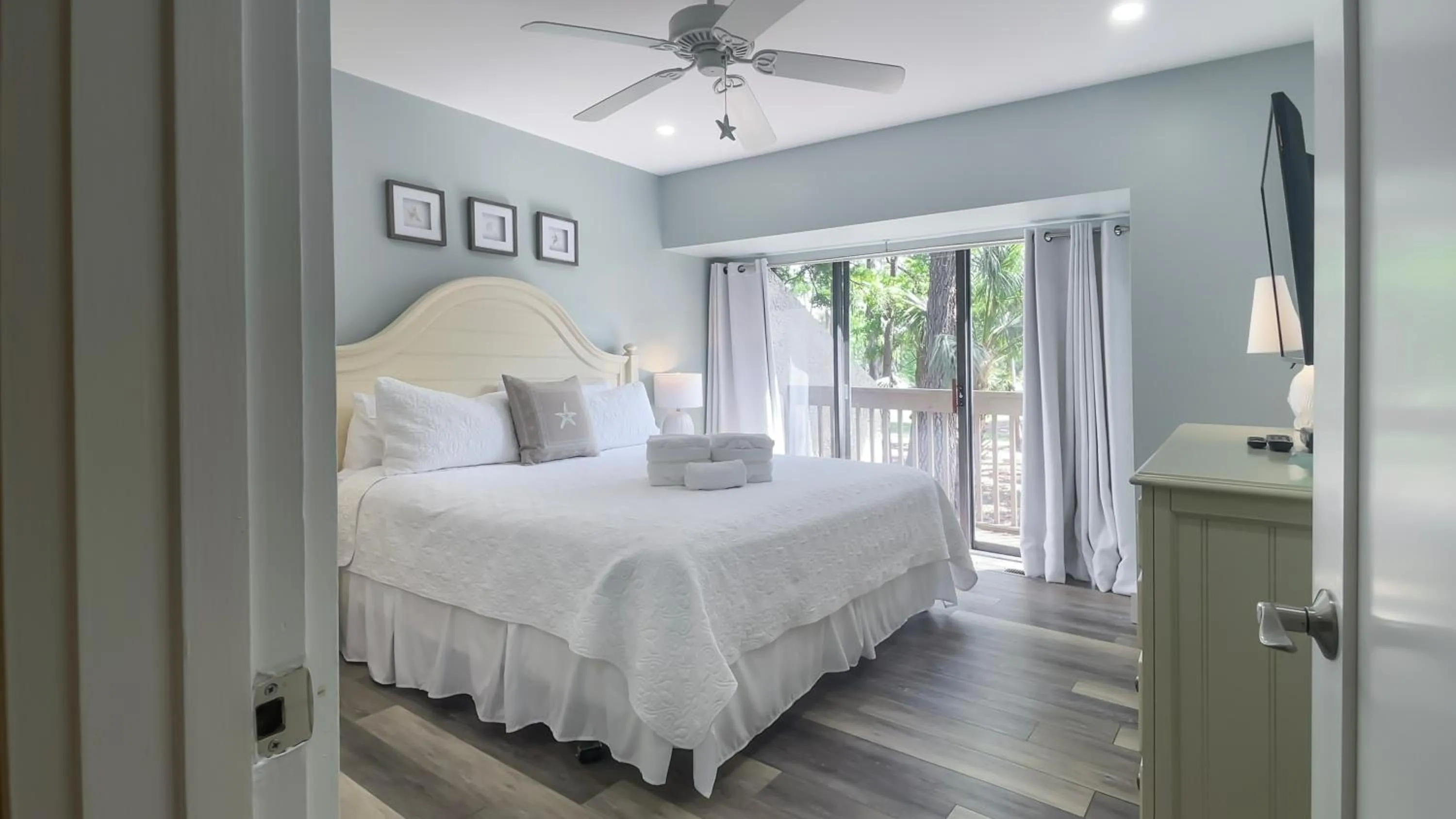 Bed in 505 Plantation Club Villas at The Sea Pines Resort