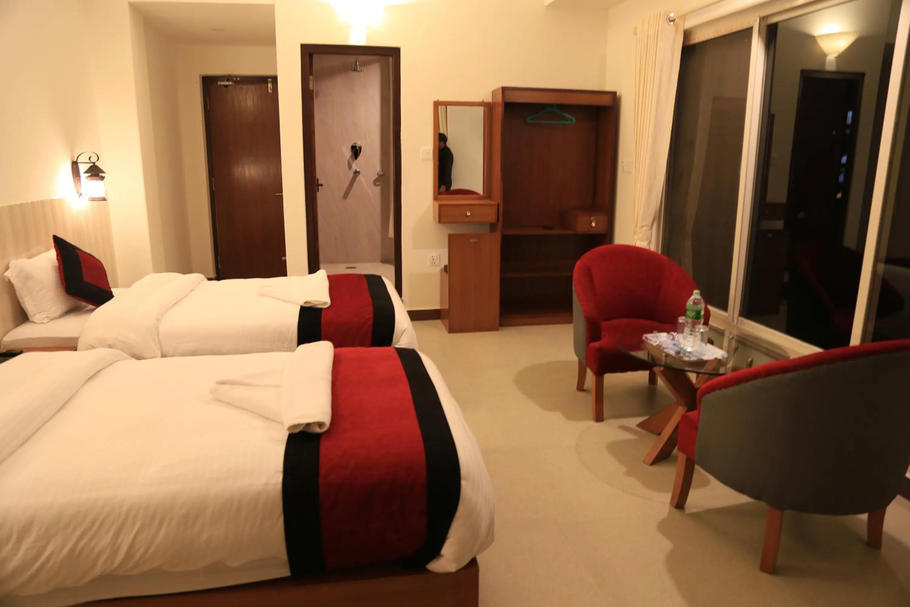 Photo of the whole room, Bed in Hotel City Inn - Mountain View