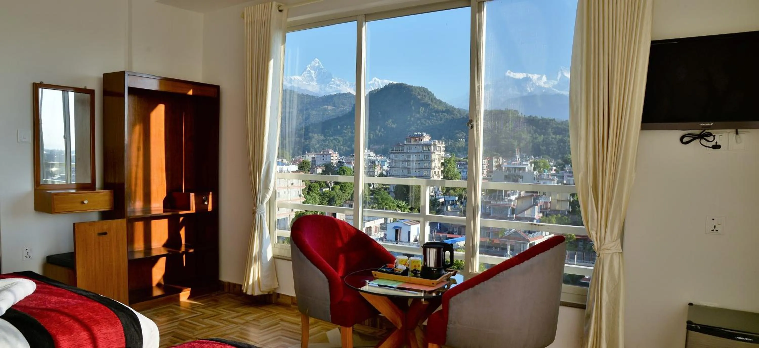 Mountain view, Bed in Hotel City Inn - Mountain View