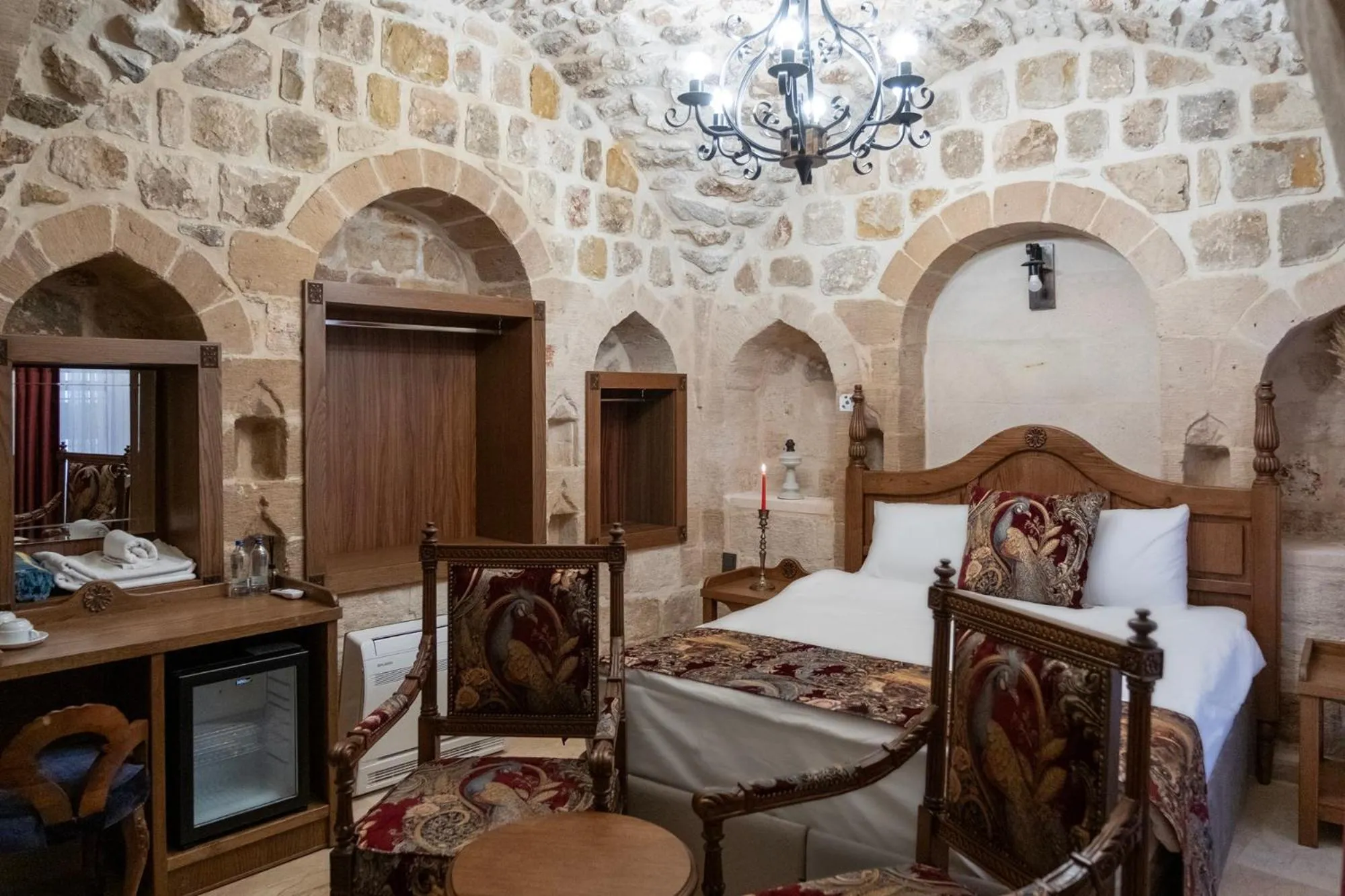 Bed in Kasr-i Divan Hotel