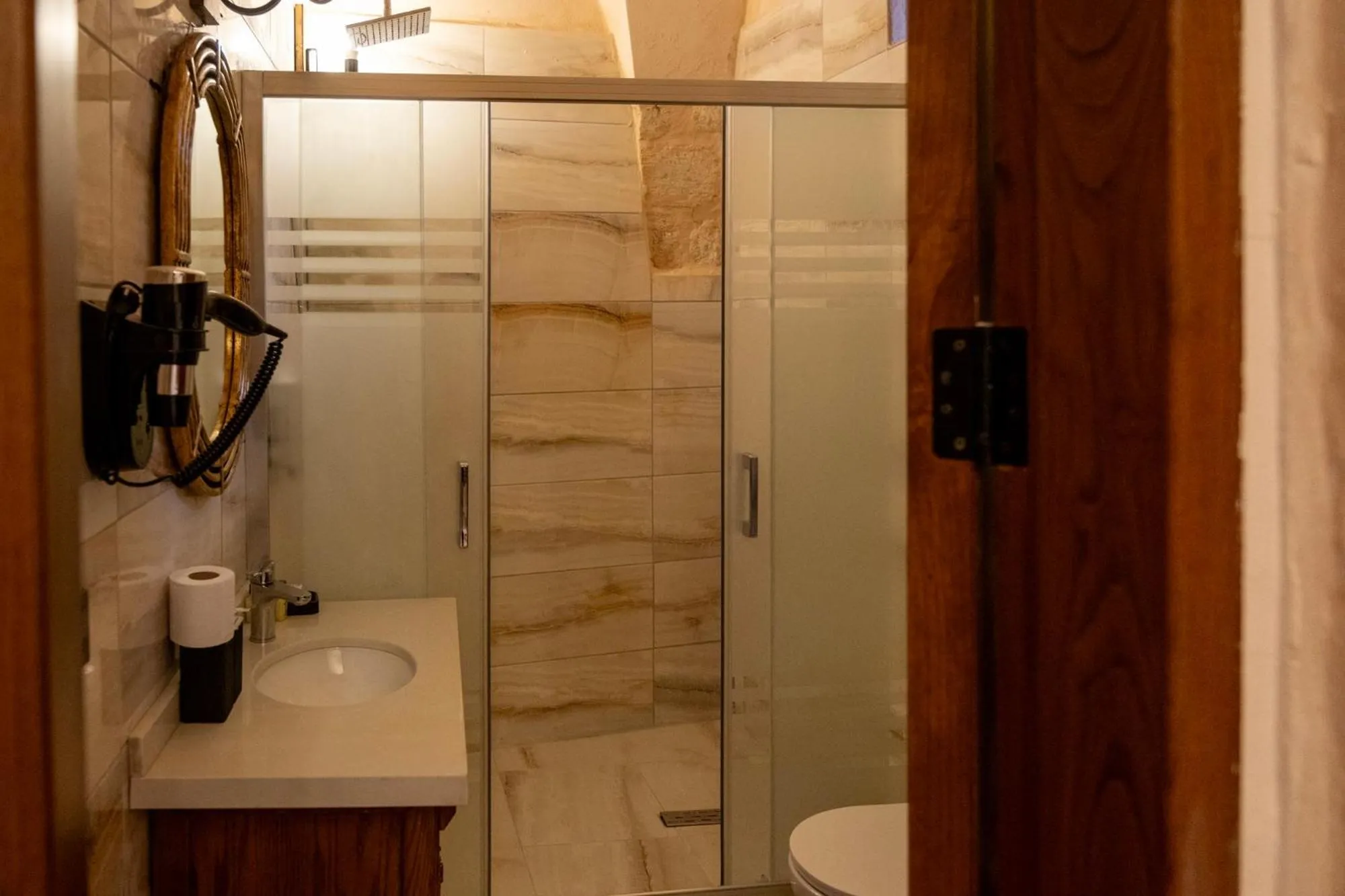 Shower in Kasr-i Divan Hotel