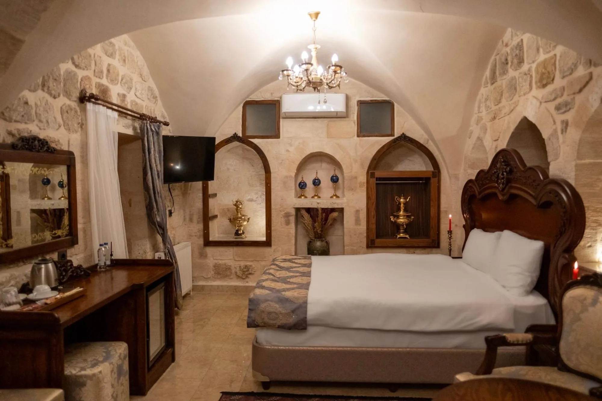 Bed in Kasr-i Divan Hotel