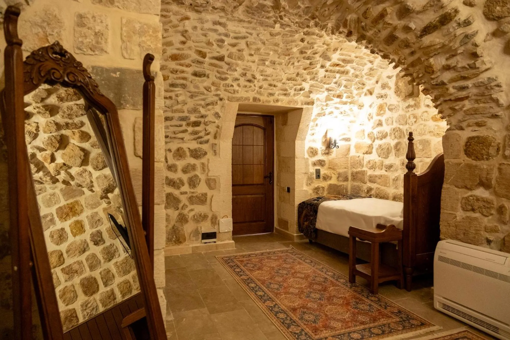 Bed in Kasr-i Divan Hotel