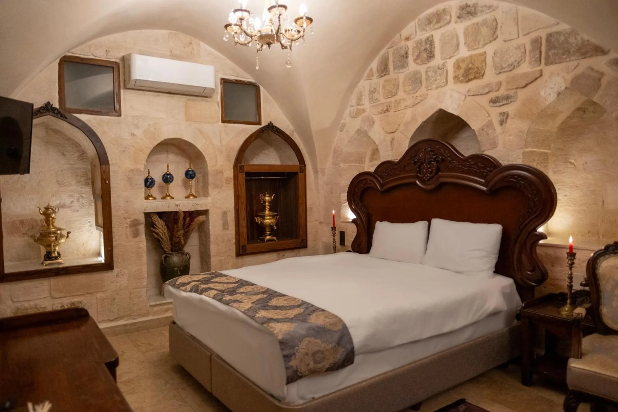 Bed in Kasr-i Divan Hotel