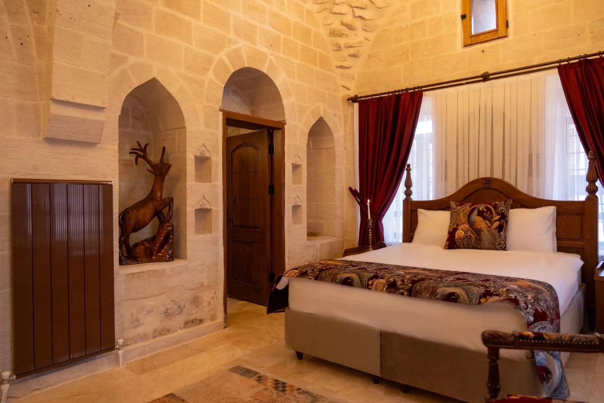 Bed in Kasr-i Divan Hotel