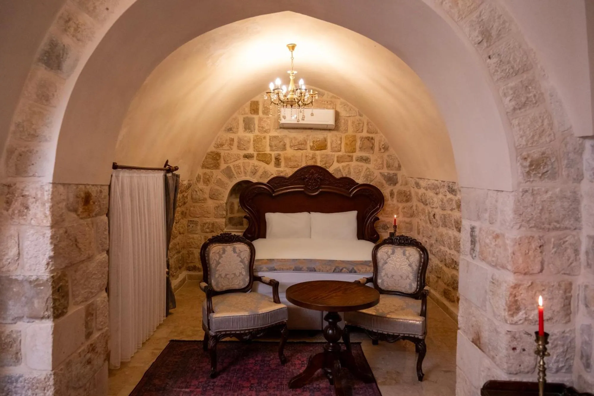 Photo of the whole room in Kasr-i Divan Hotel