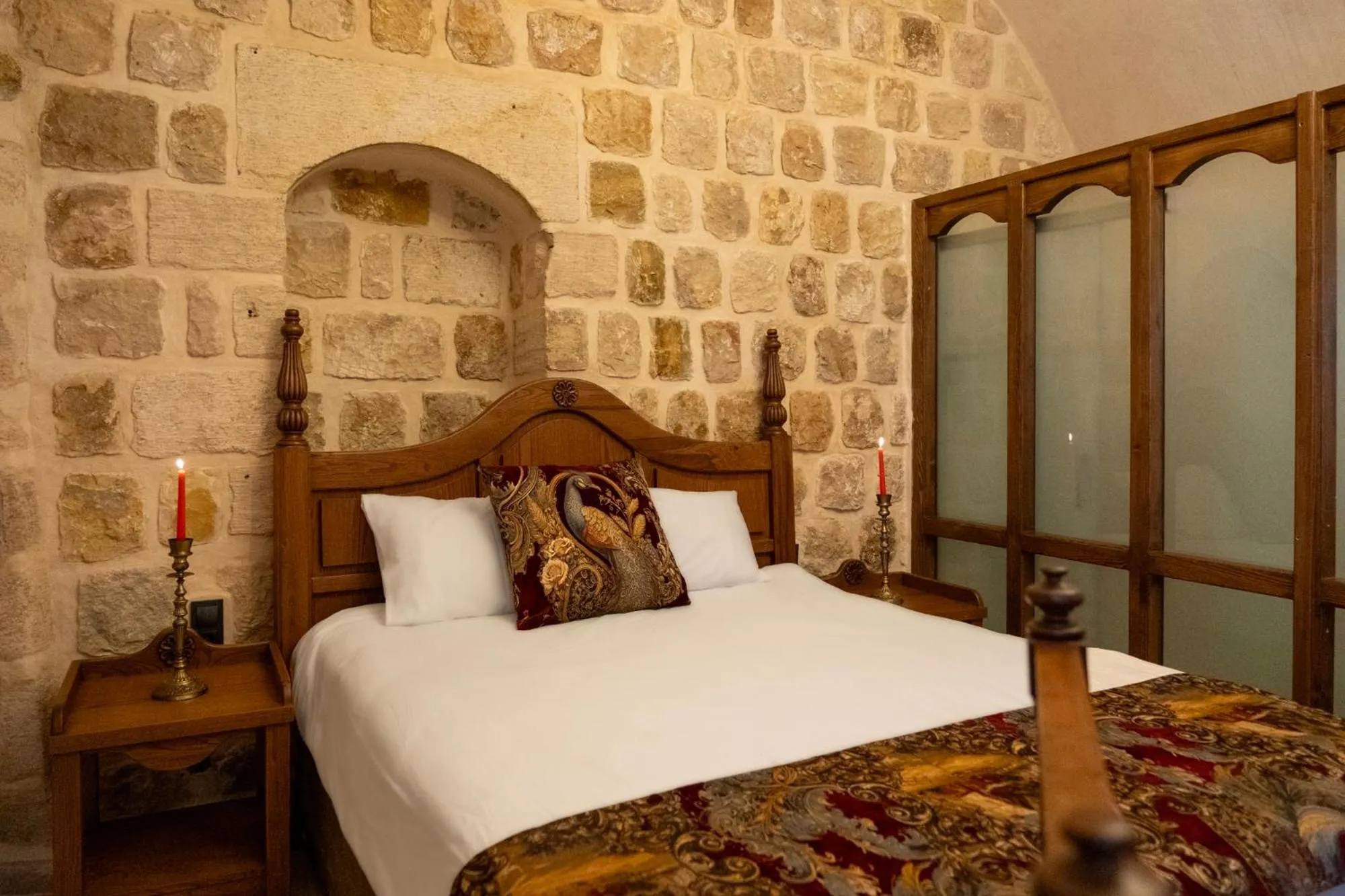 Bed in Kasr-i Divan Hotel