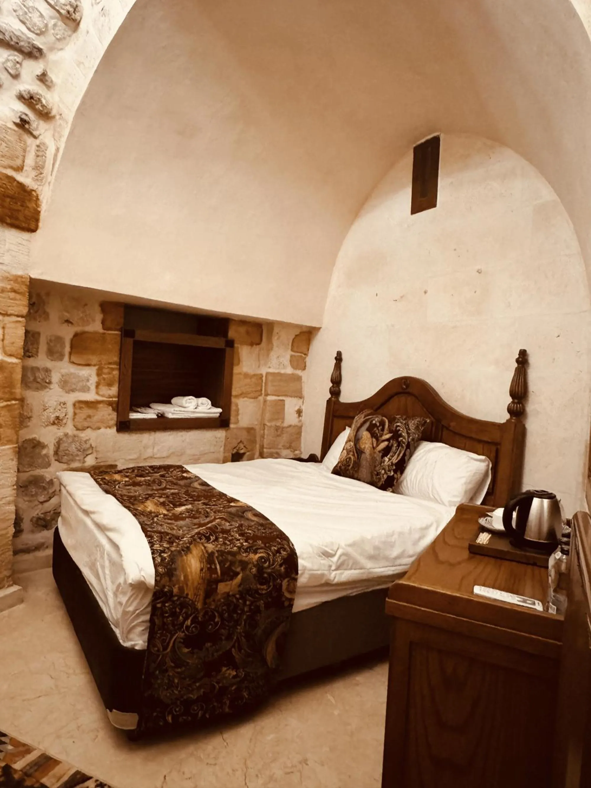 Bed in Kasr-i Divan Hotel