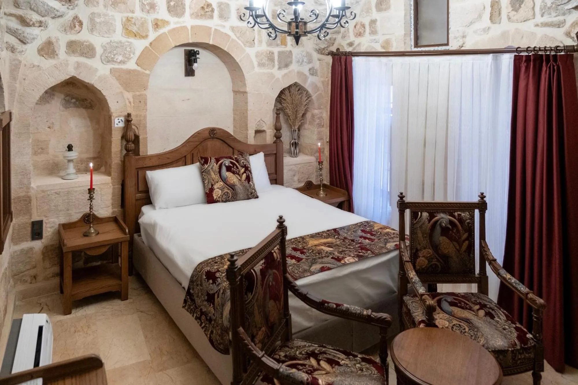 Bed in Kasr-i Divan Hotel