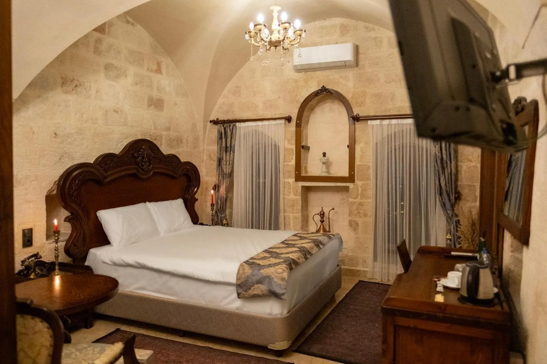 Bed in Kasr-i Divan Hotel