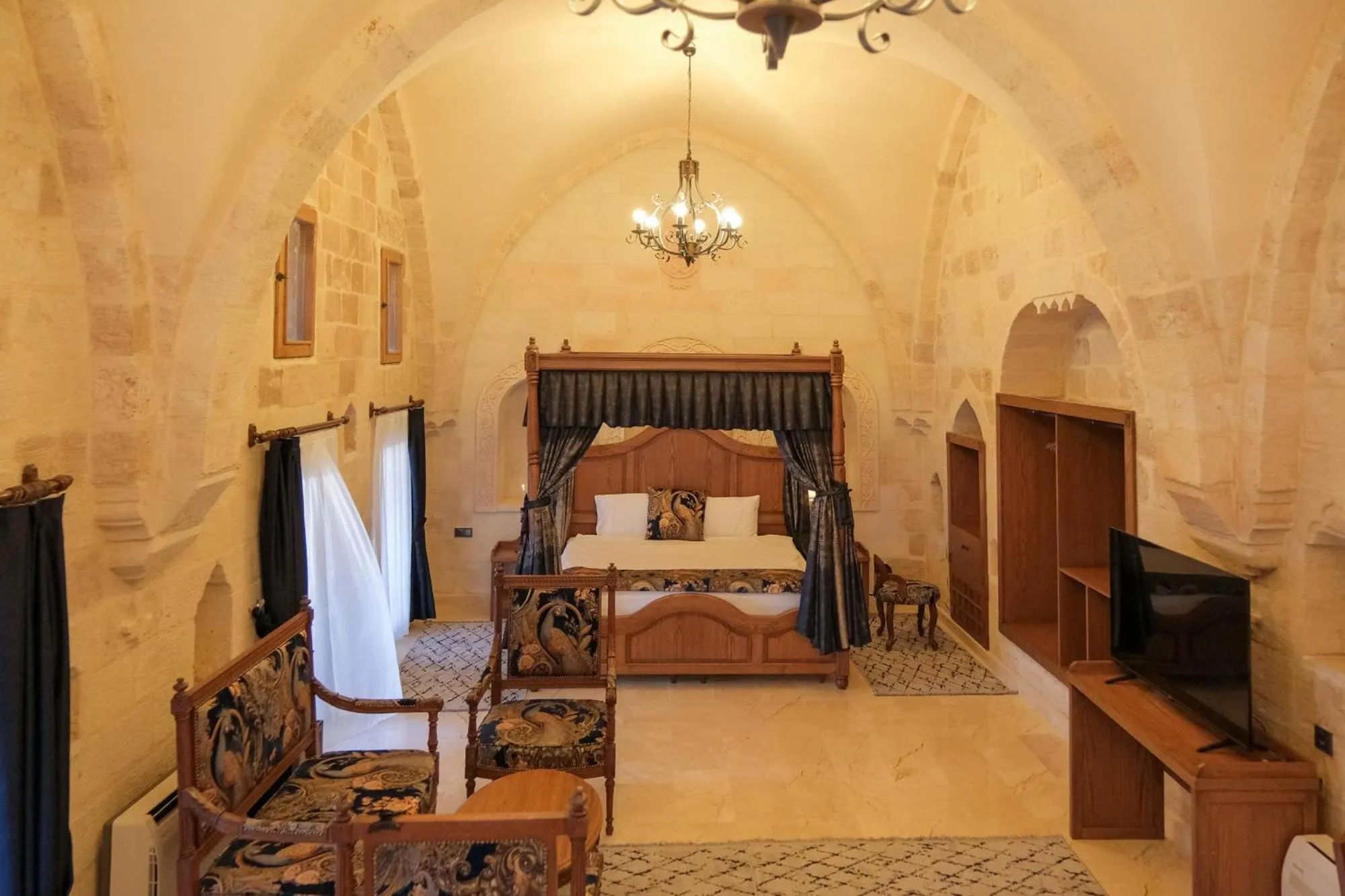 Bed in Kasr-i Divan Hotel