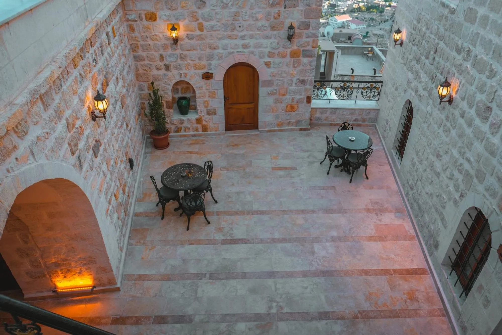 Restaurant/places to eat in Kasr-i Divan Hotel