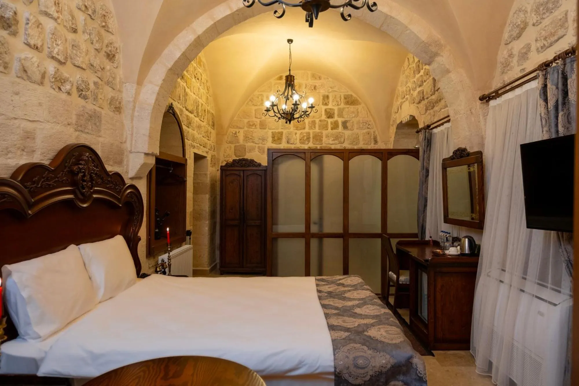 Bed in Kasr-i Divan Hotel