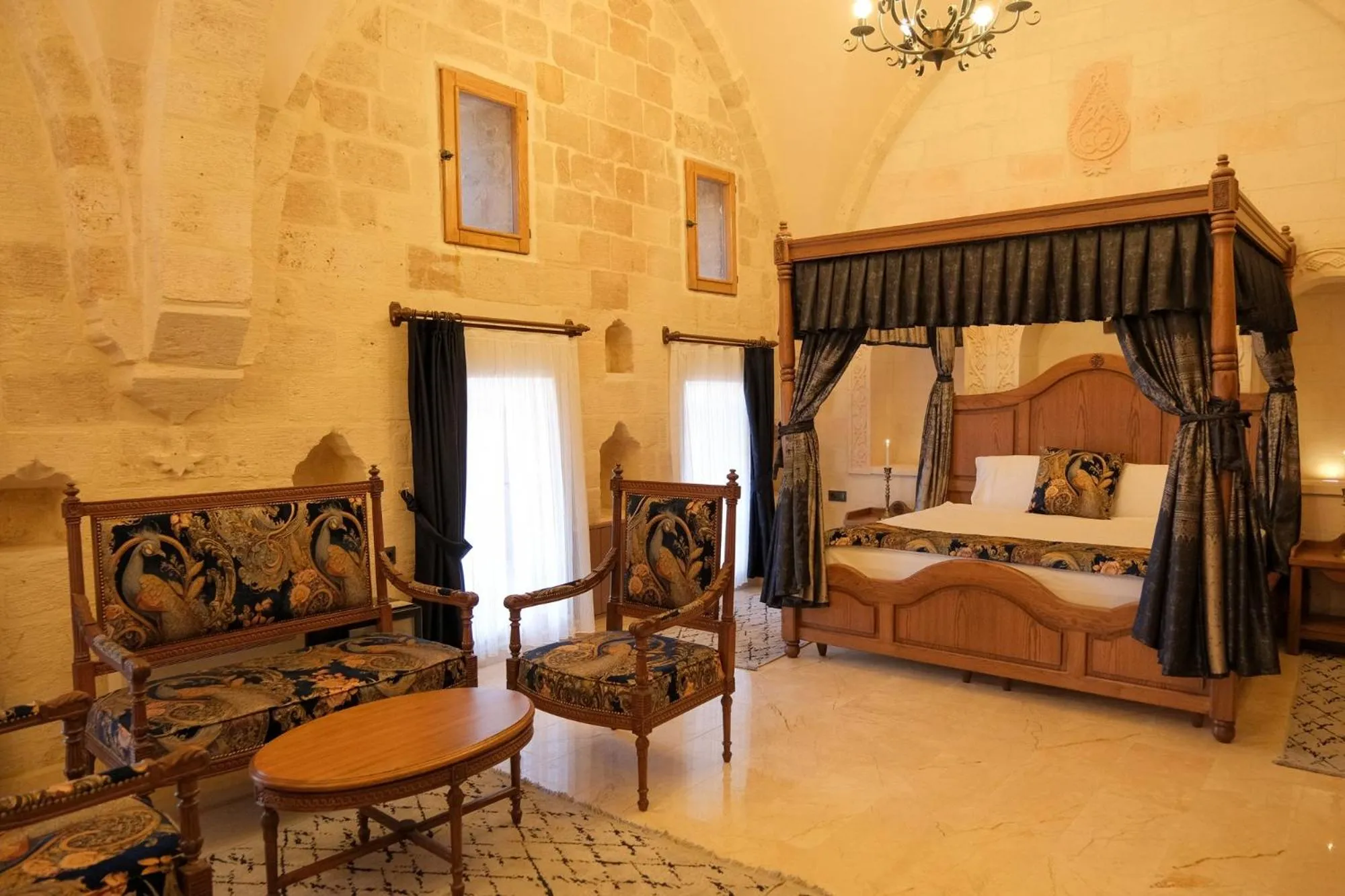 Bed in Kasr-i Divan Hotel