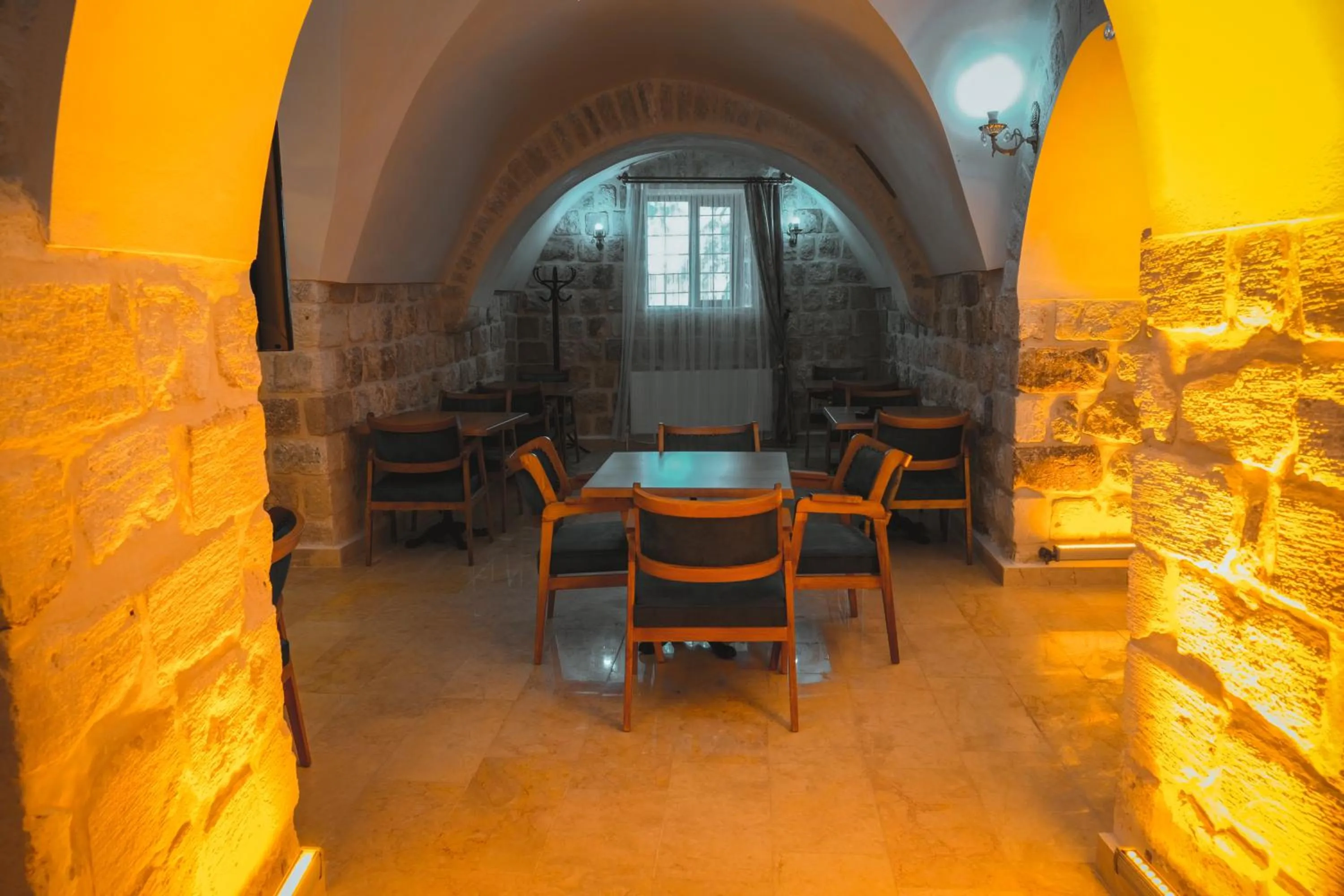 Restaurant/places to eat in Kasr-i Divan Hotel