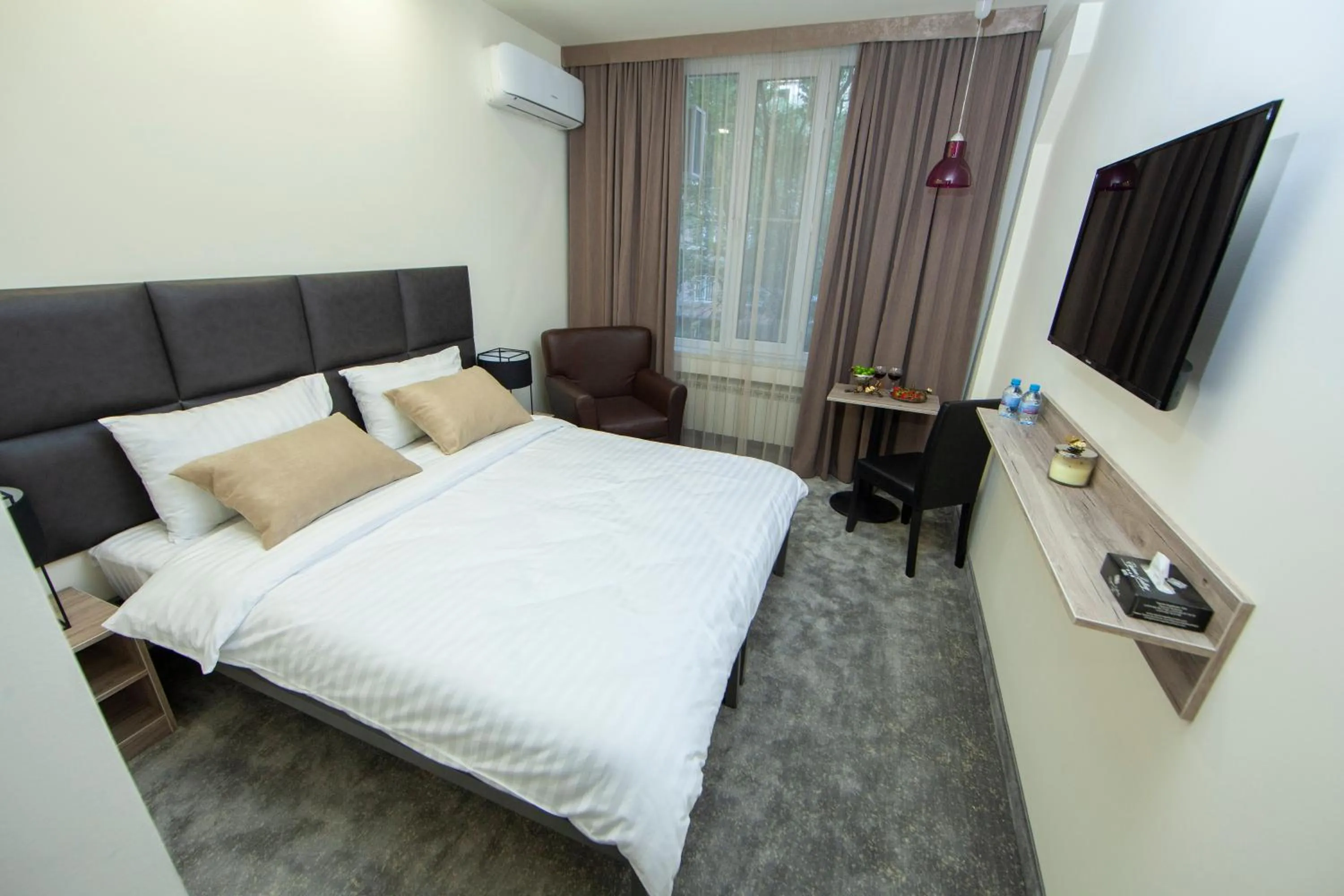 Photo of the whole room, Bed in Elysium Gallery Hotel