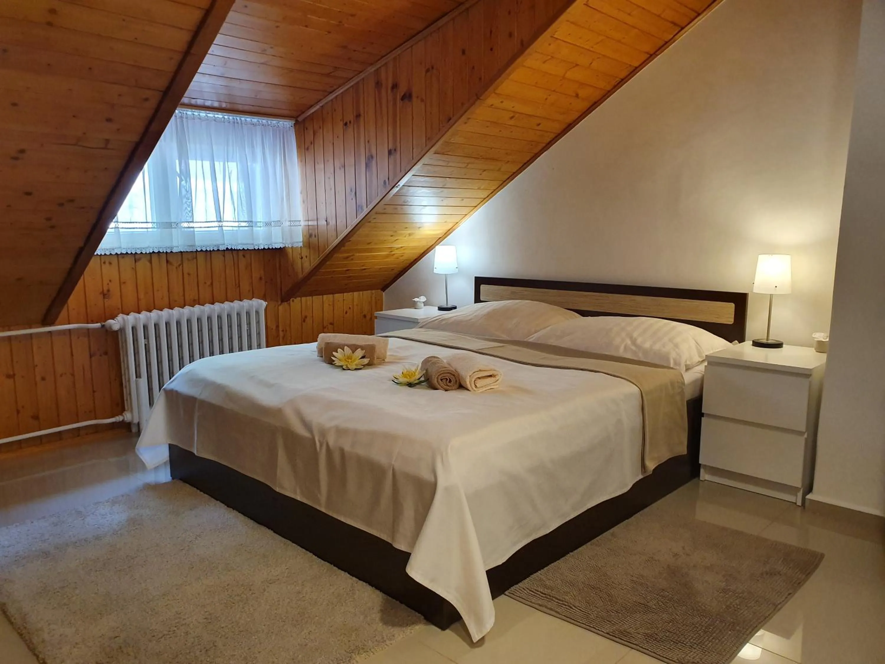 Bedroom, Bed in Madonna Apartments