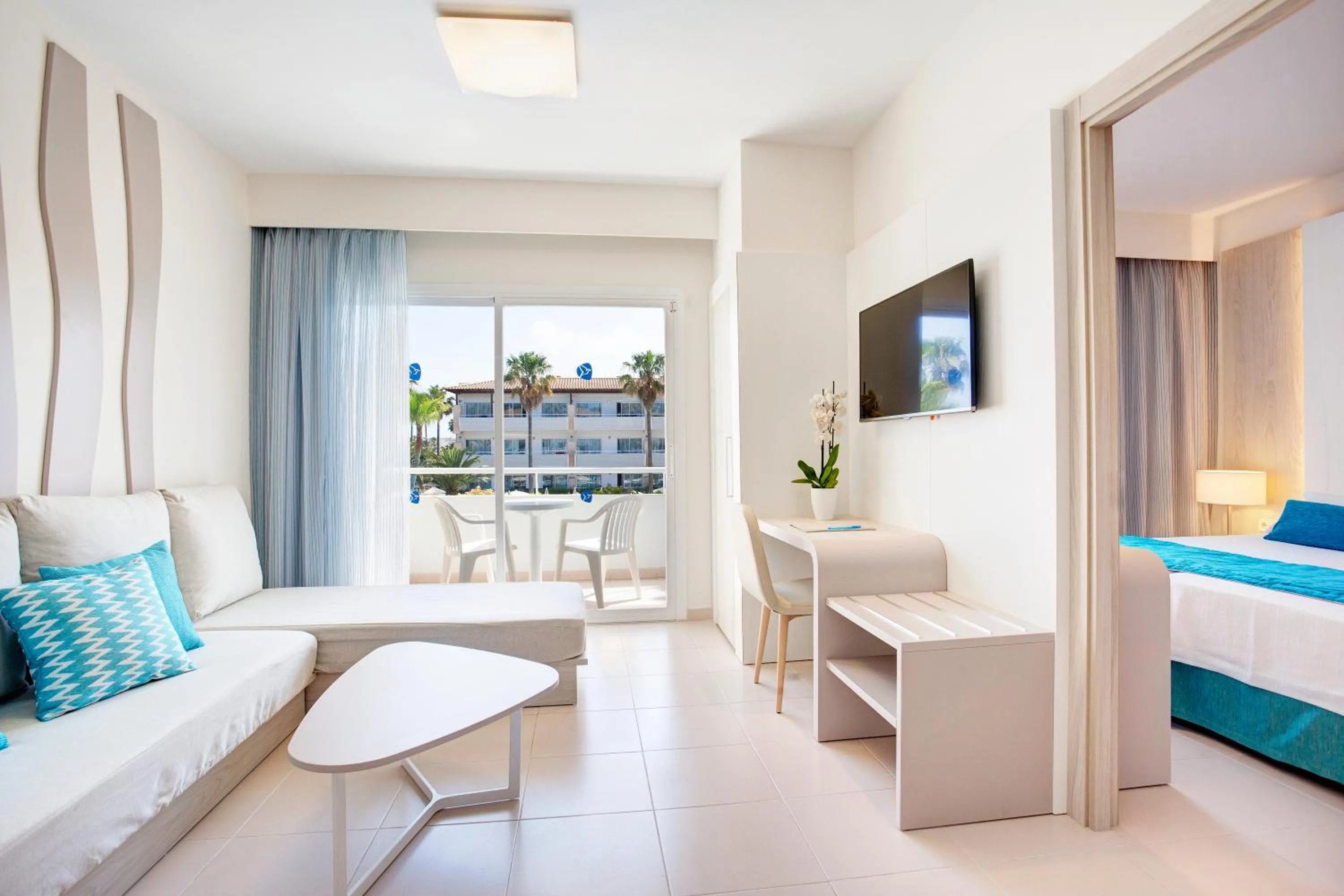 Communal lounge/ TV room, Bed in Grupotel Mallorca Mar