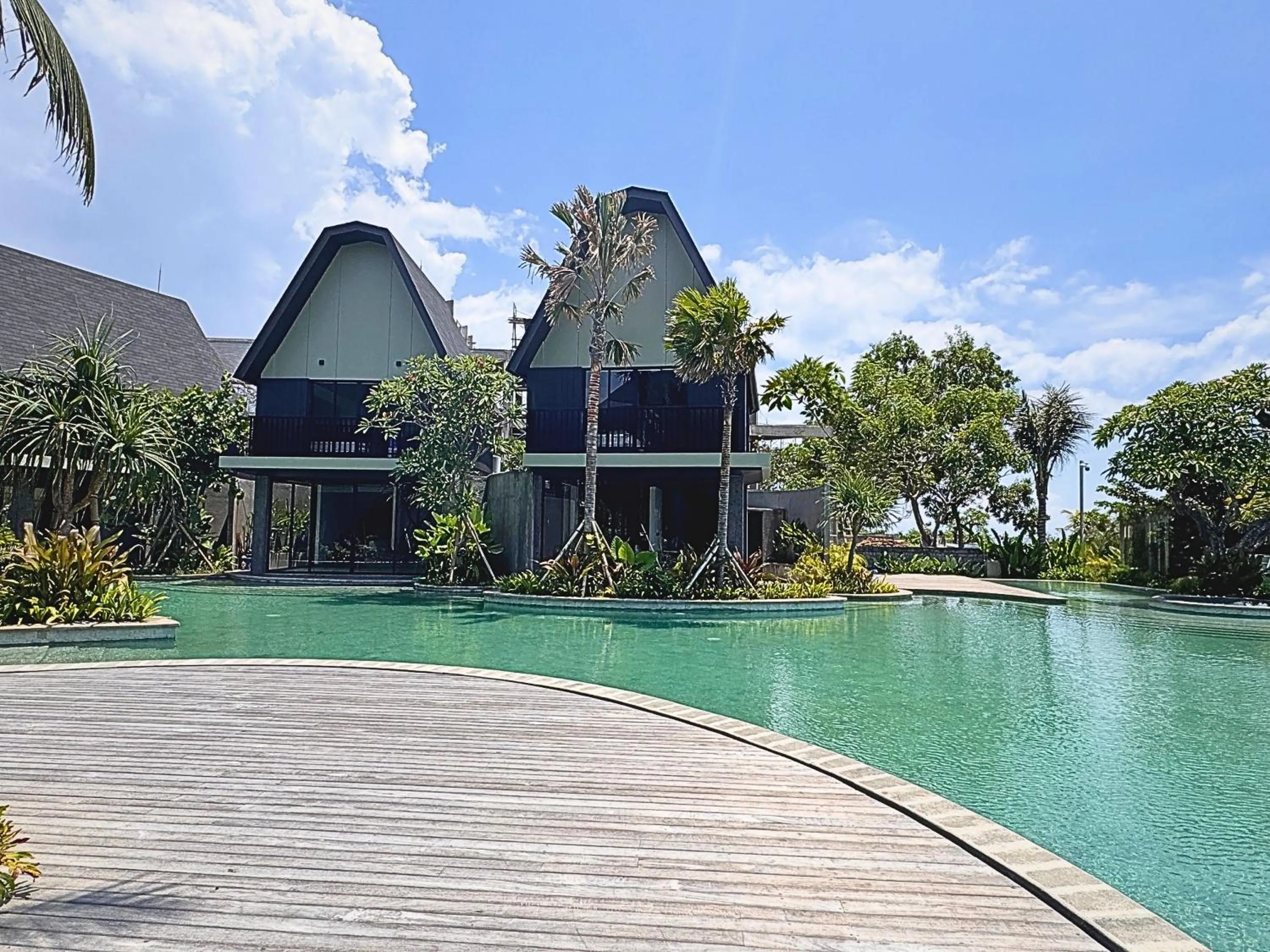 Swimming pool in Quenzo Beach Resort