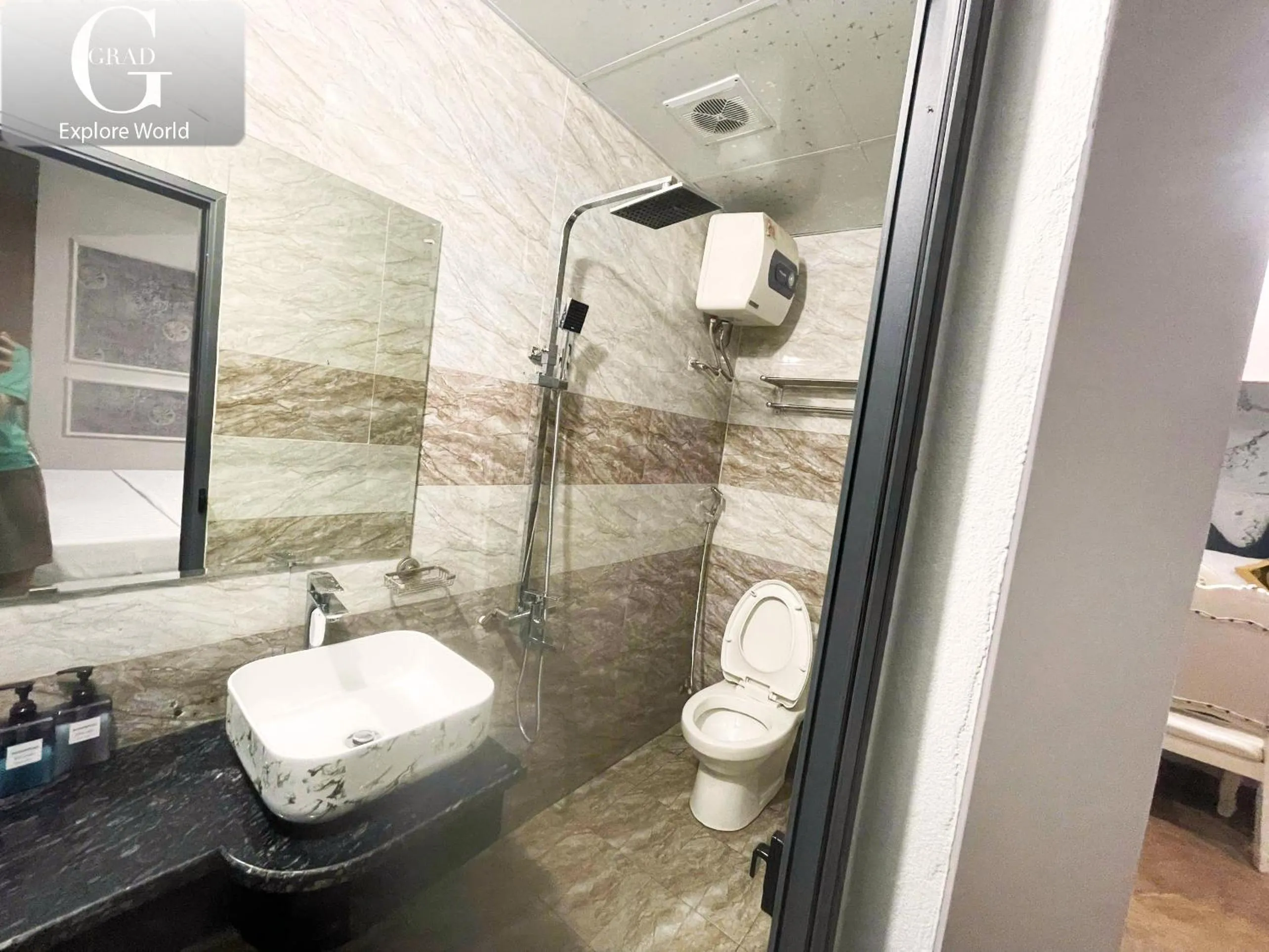 Shower in Binh Nguyen 1 Hotel