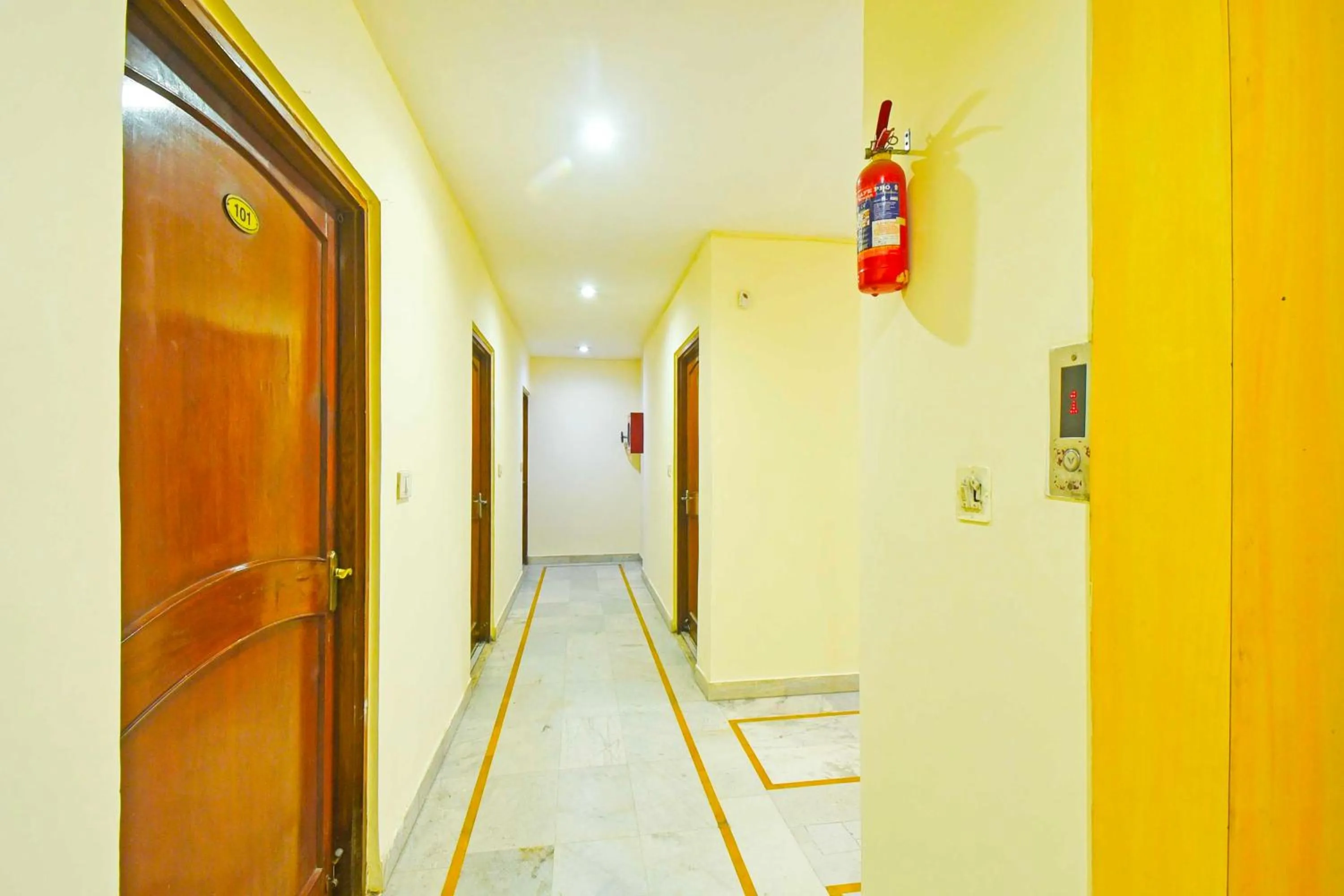 Lobby or reception in Hotel O Hathroi Market Near Dhuleshwar Garden
