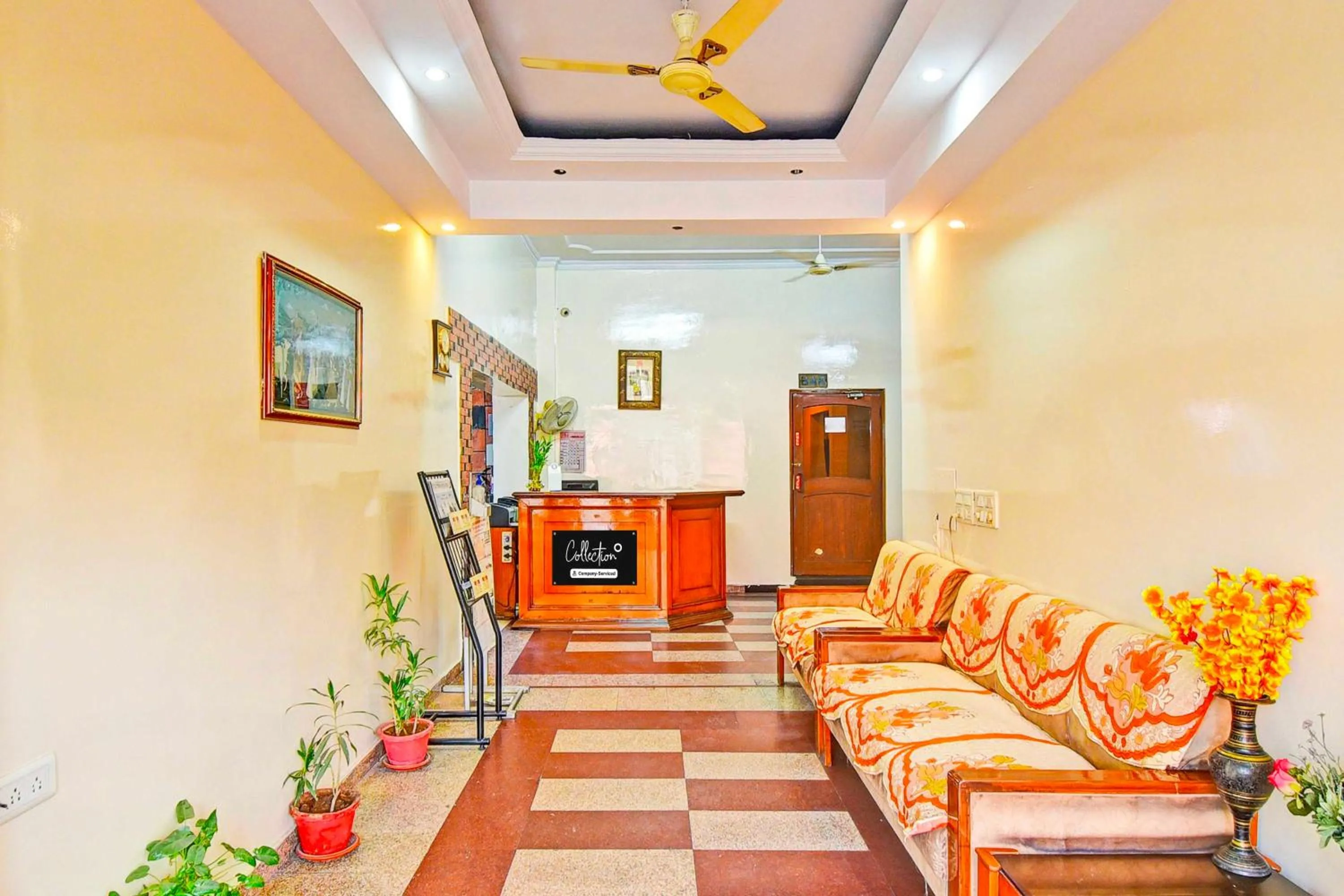 Lobby or reception in Hotel O Hathroi Market Near Dhuleshwar Garden