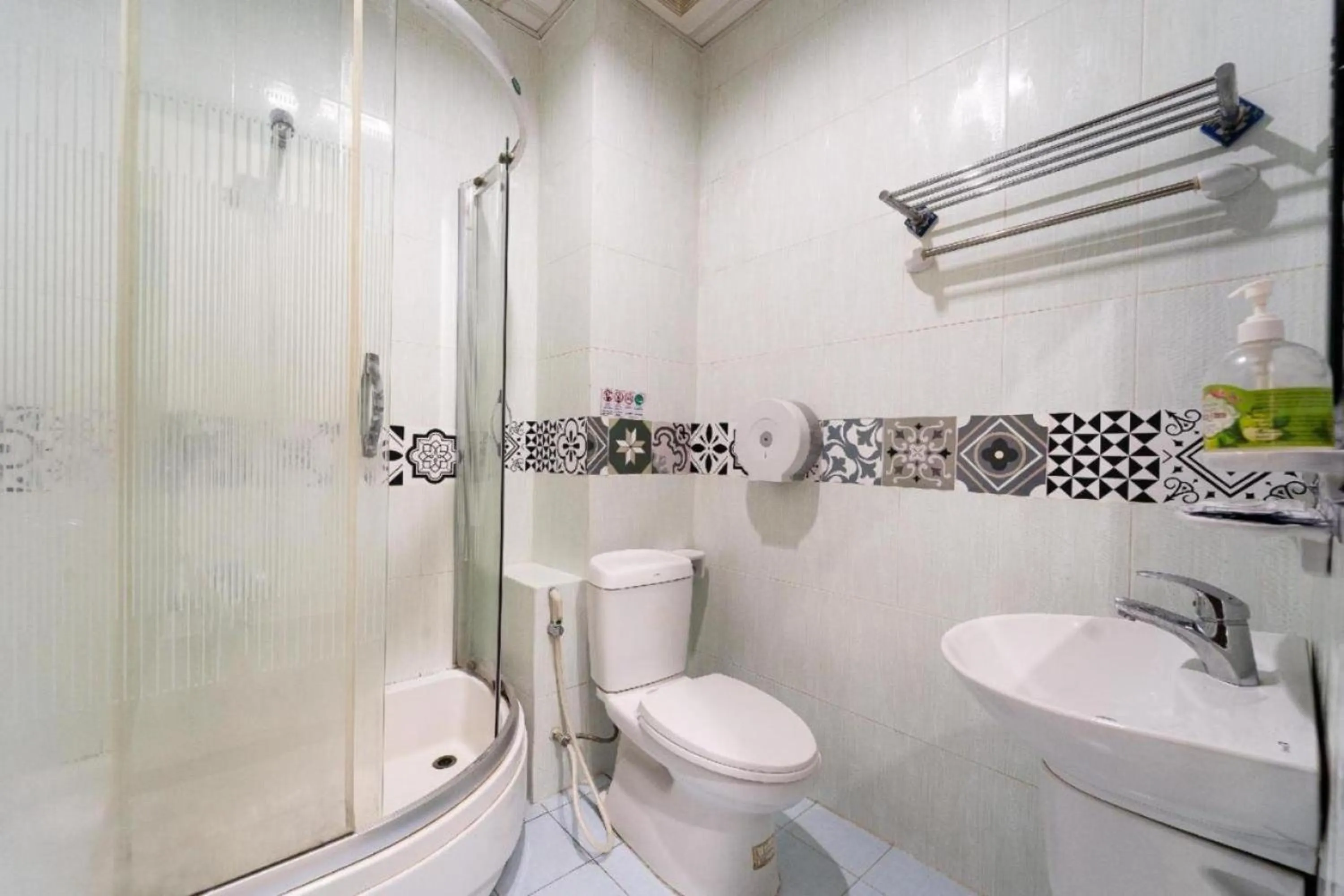 Bathroom in Dancenter O Cozy 5 Hotel Near SECC