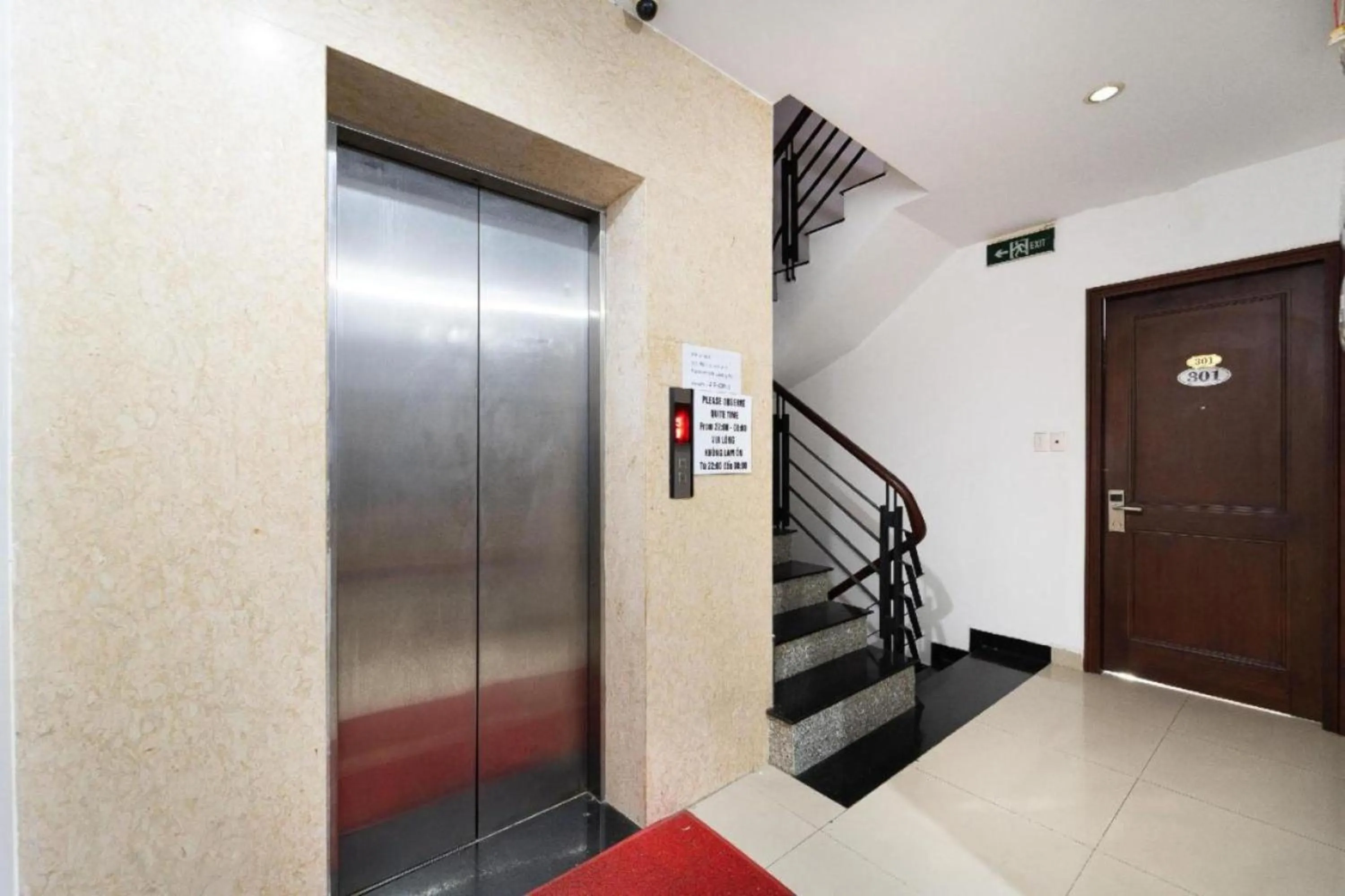 elevator in Dancenter O Cozy 5 Hotel Near SECC