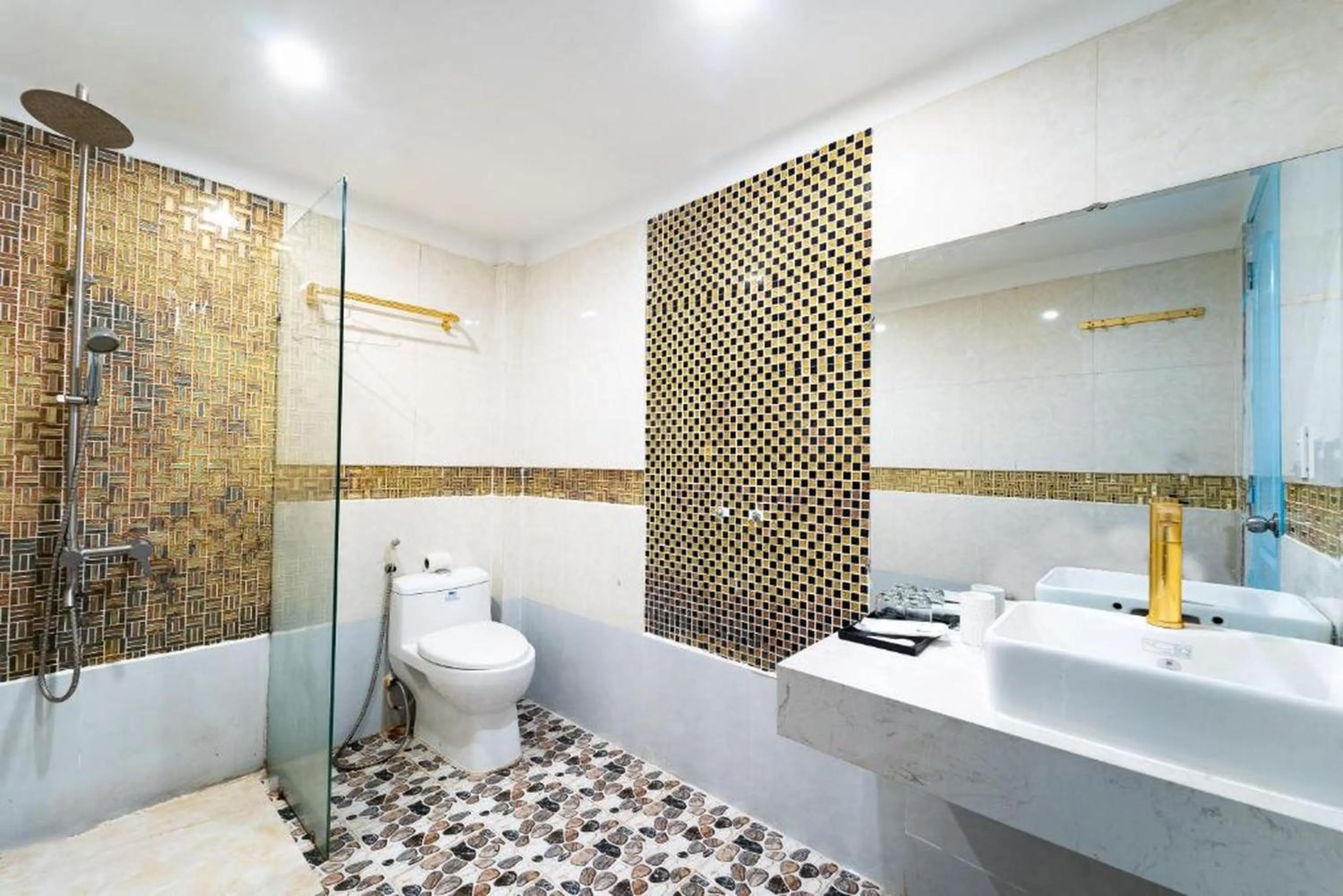 Bathroom in Joy Inn Hotel - Near T3 Terminal