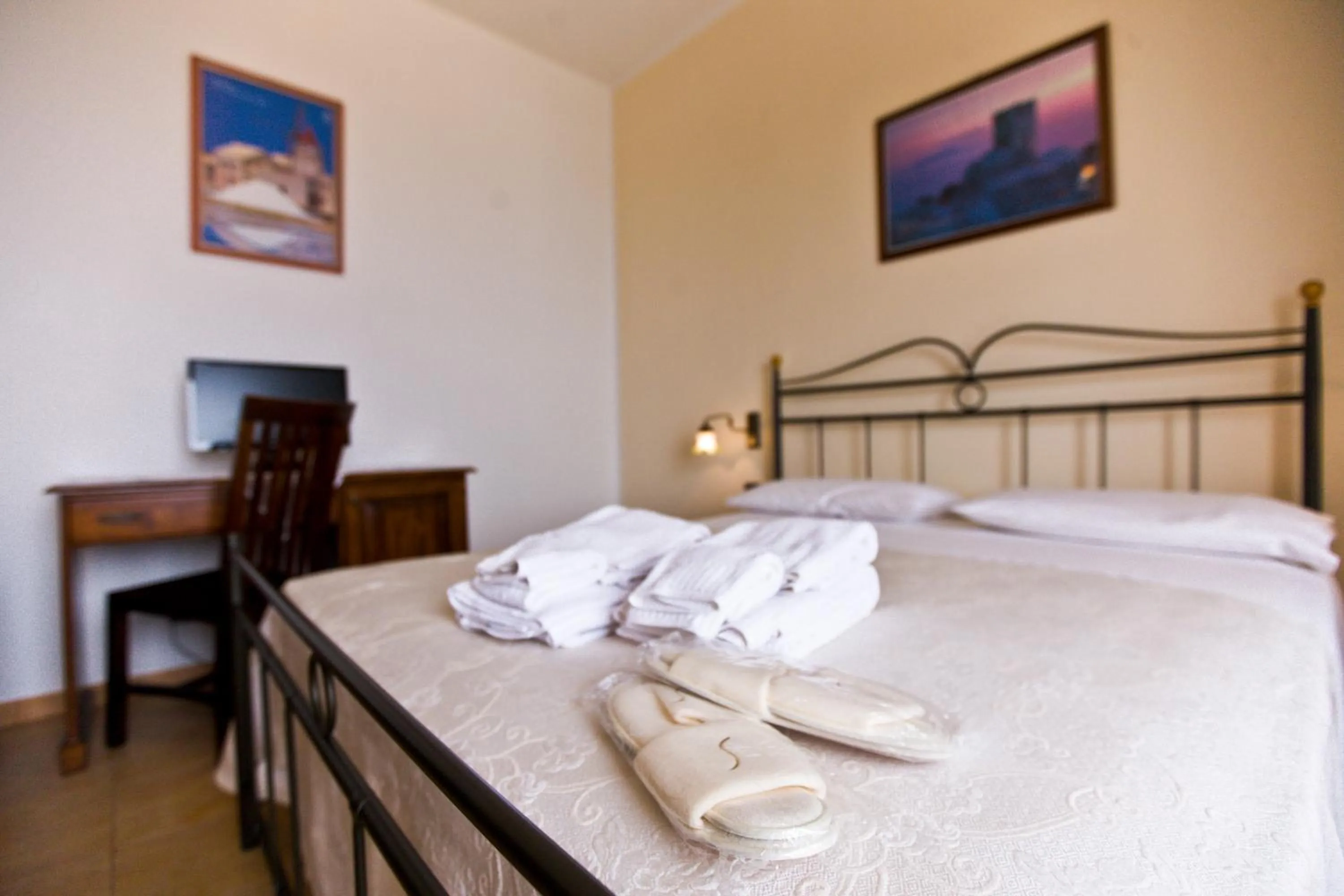 Photo of the whole room, Bed in History Hotel