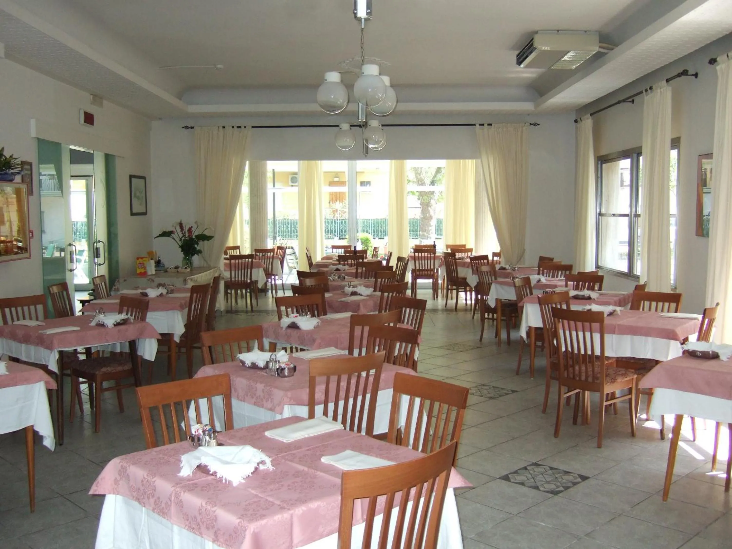 Restaurant/places to eat in Hotel Costanza