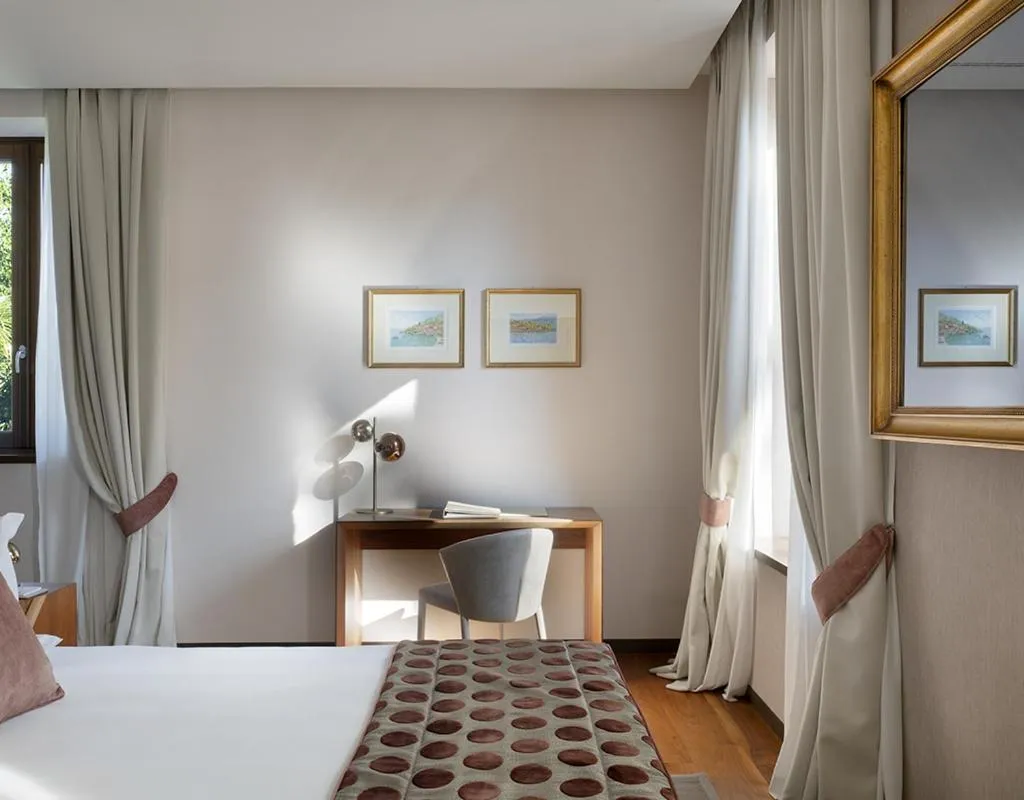 Bed in Villa Lario Resort Mandello