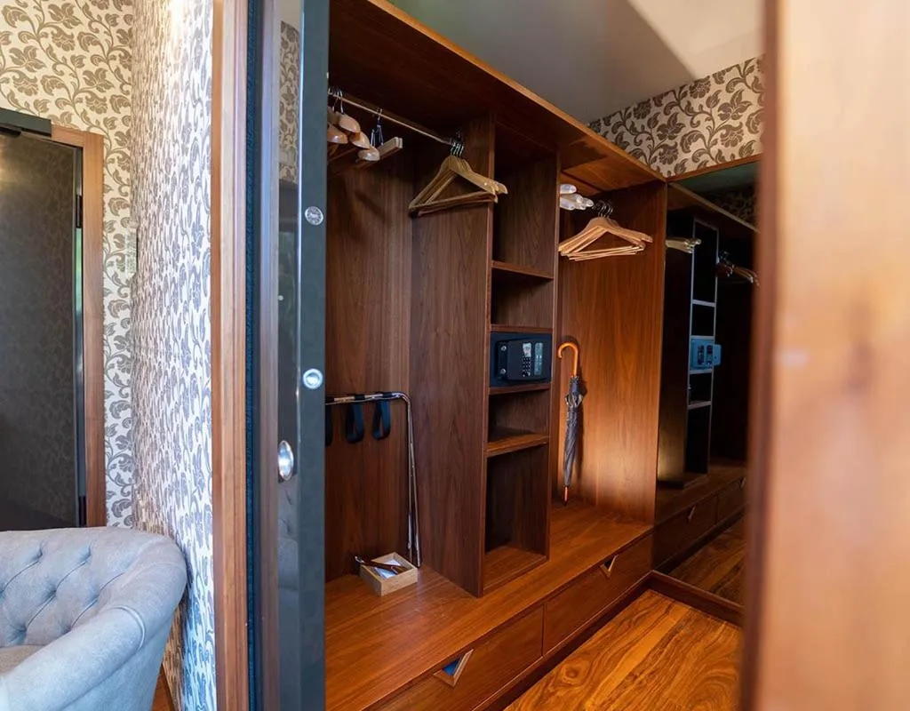 wardrobe in Villa Lario Resort Mandello