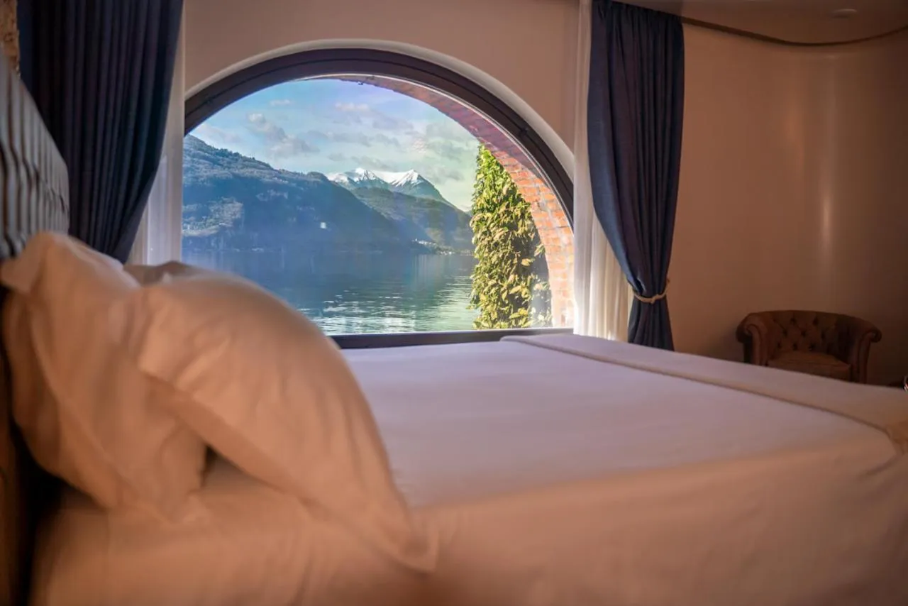 Photo of the whole room, Bed in Villa Lario Resort Mandello