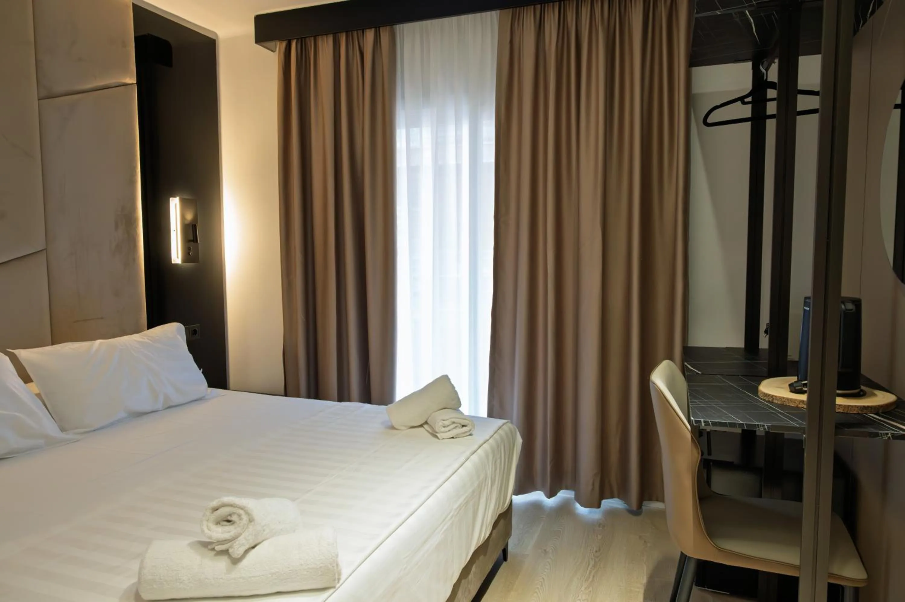 Bedroom, Bed in Hotel Mefolinkel Suits