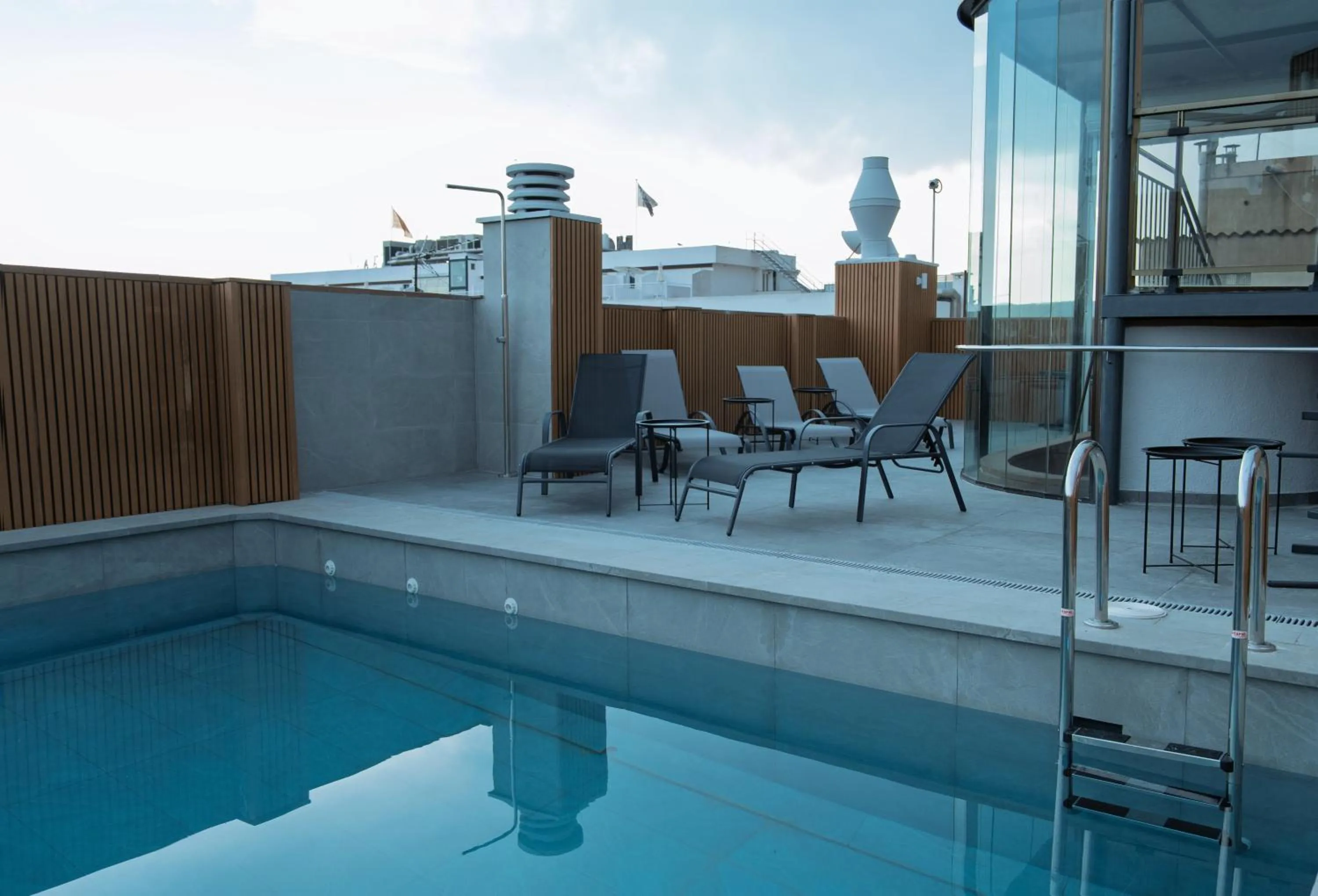 Swimming pool in Hotel Mefolinkel Suits
