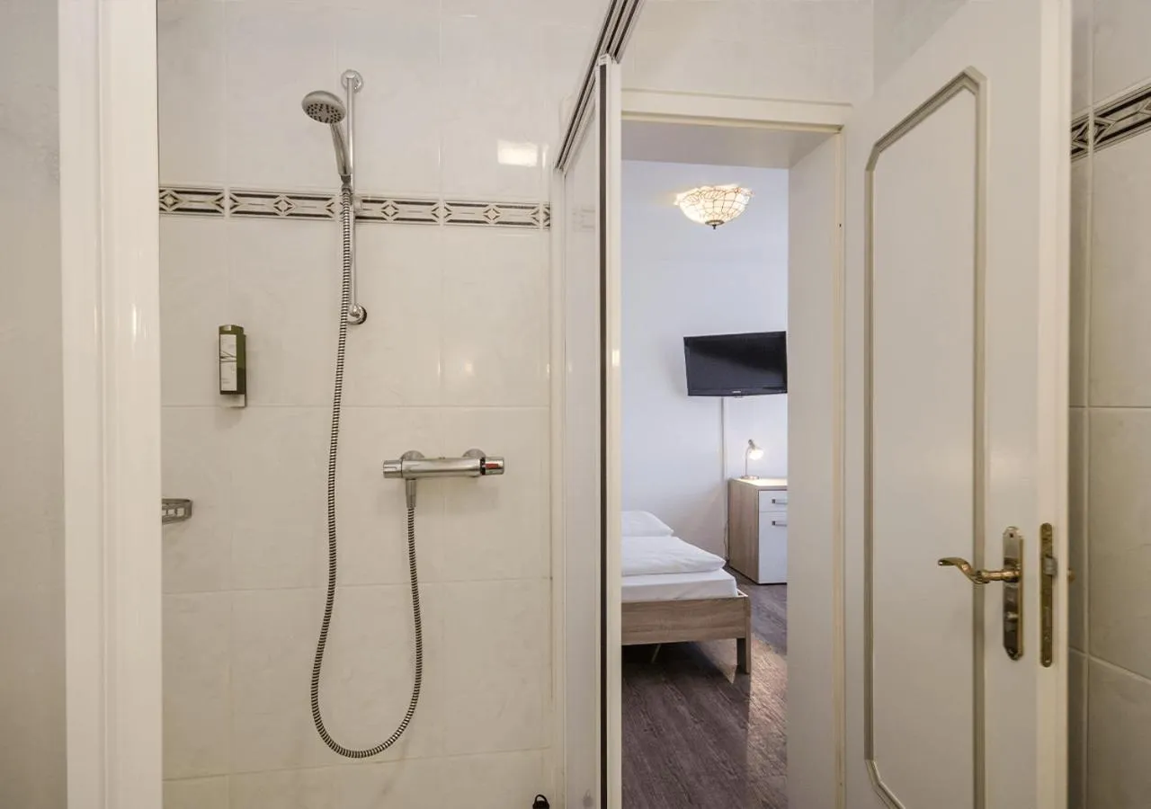 Bathroom, Bed in Hotel Lange