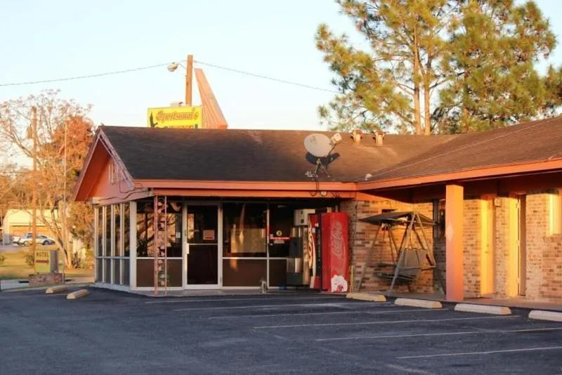 Facade/entrance in Sportsman's Motel