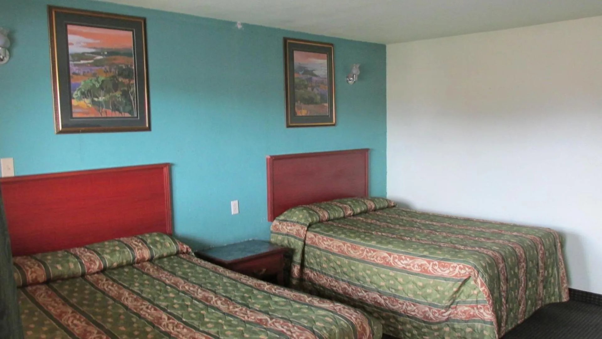 Bathroom, Bed in Sportsman's Motel