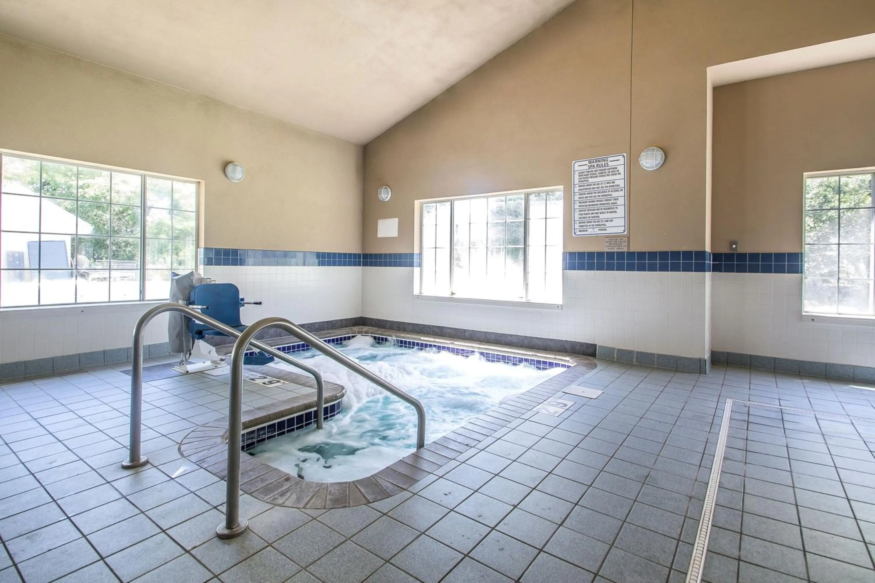 Swimming pool in Quality Inn & Suites East Troy I-43