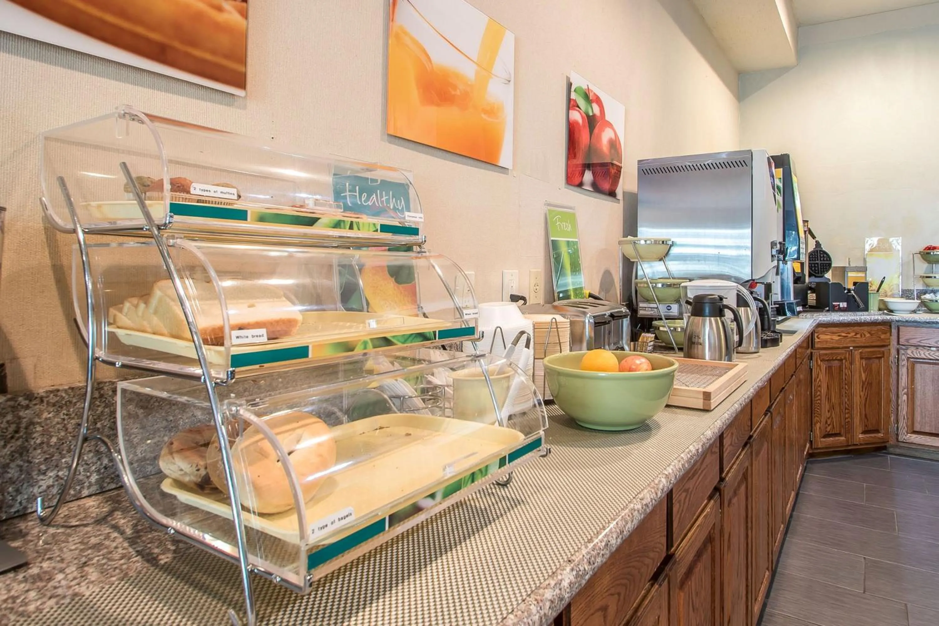 Buffet breakfast in Quality Inn & Suites East Troy I-43