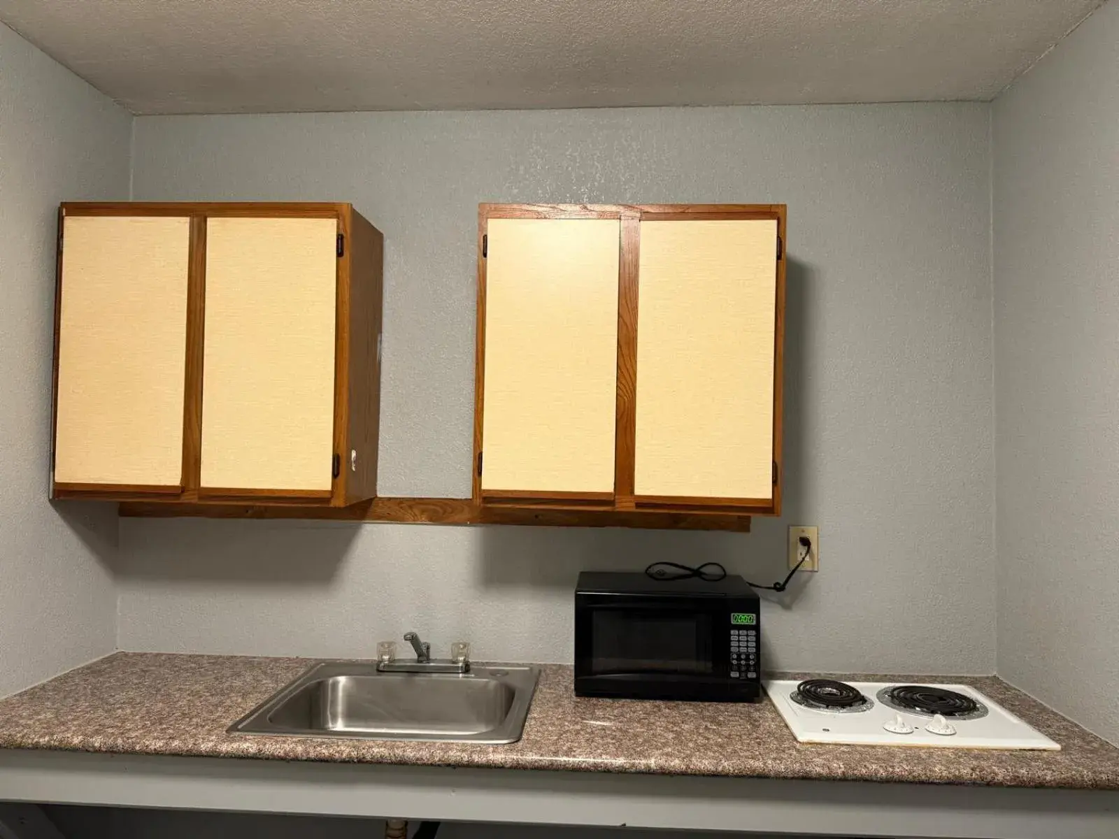 Standard Queen Room in Great Value Inn & Suites Standard Queen Room in Great Value Inn & Suites