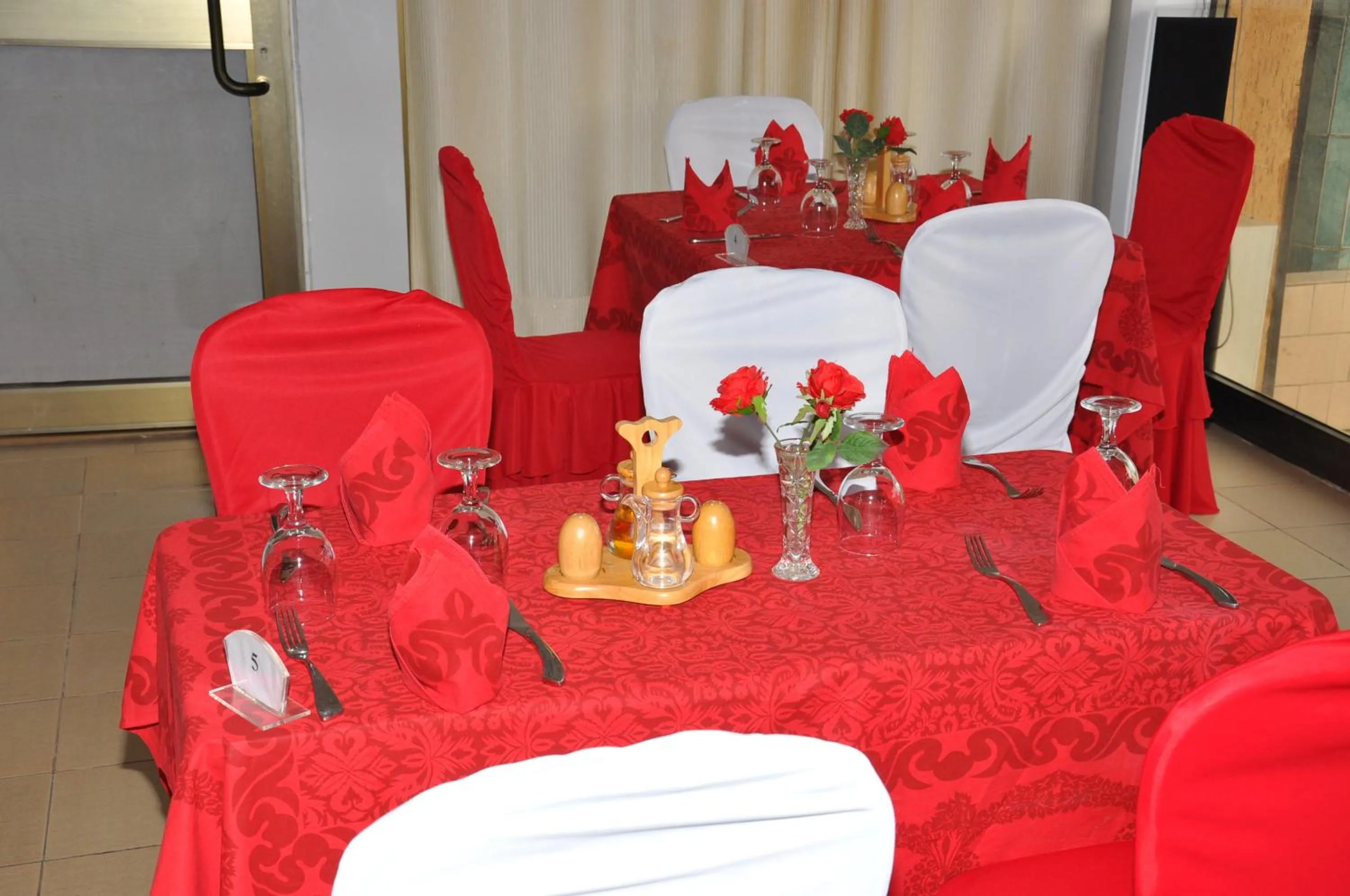 Restaurant/places to eat in Jess Hotel