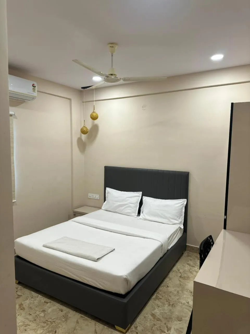 Bed in Hotel Well Suites Near Electronic City 400 Mtr