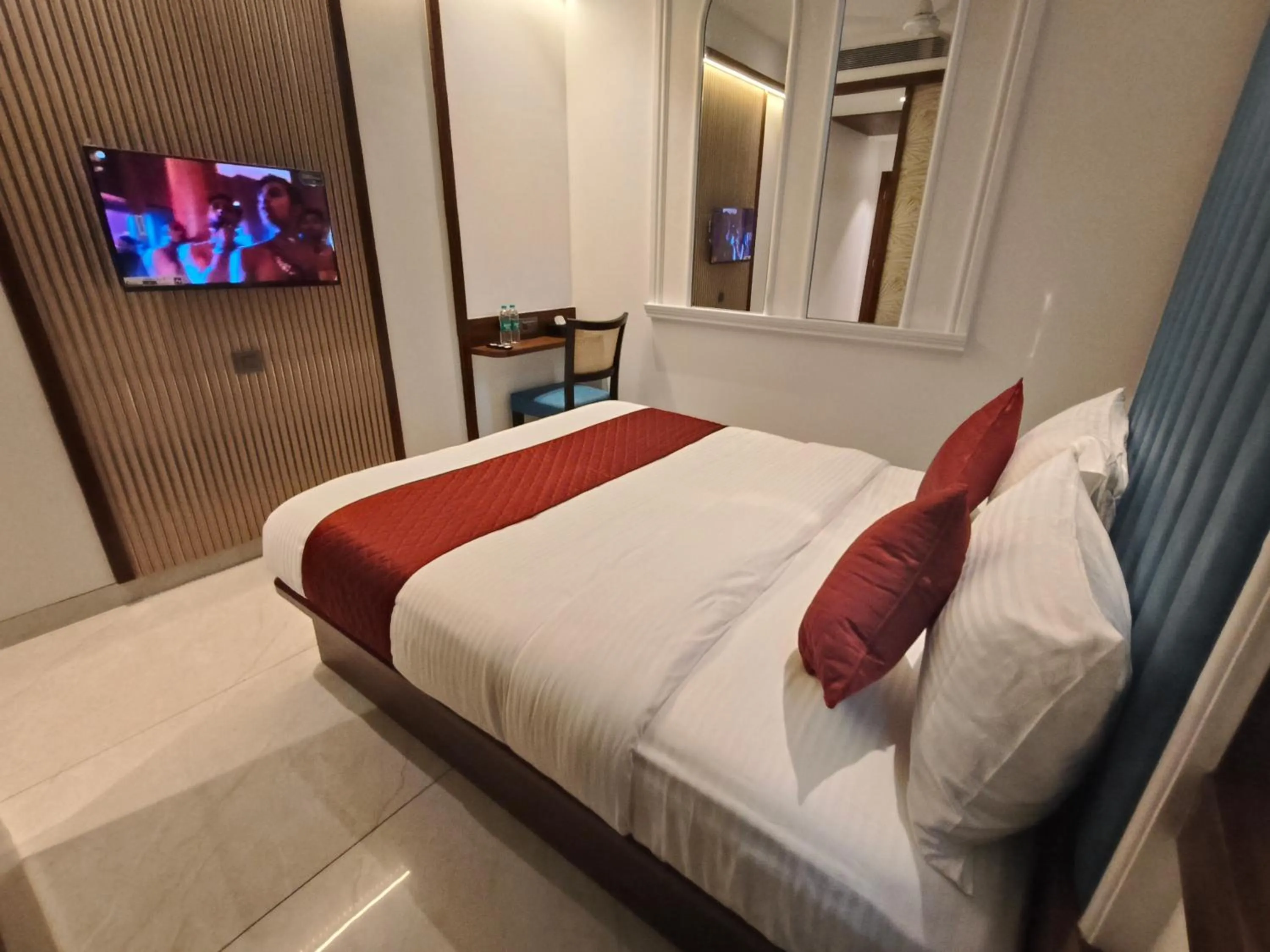 TV and multimedia, Bed in Hotel Ocean Residency Thane West