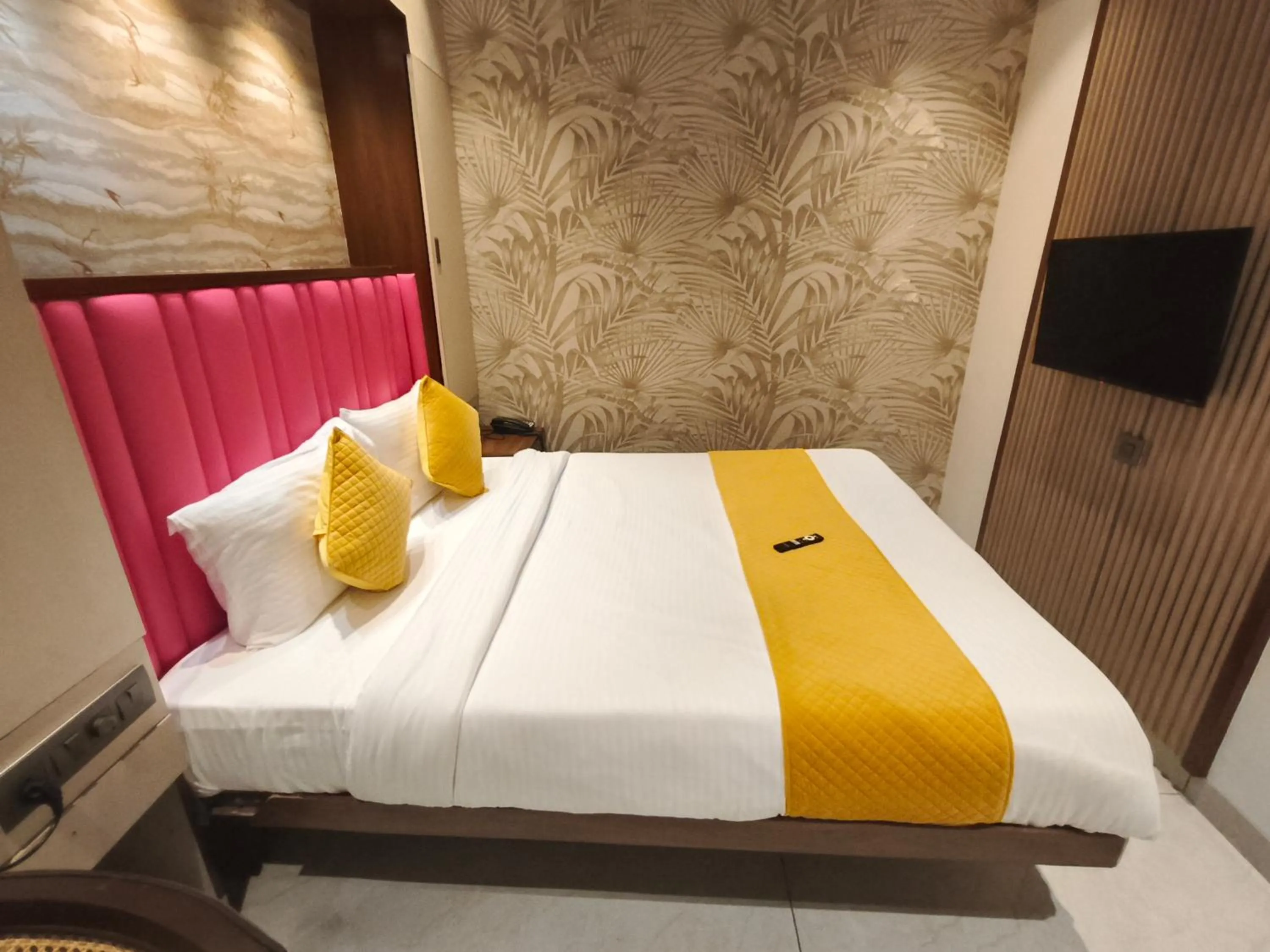 TV and multimedia, Bed in Hotel Ocean Residency Thane West