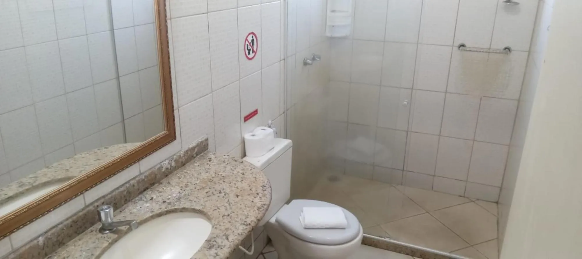 Photo of the whole room in Atlântico Hotel