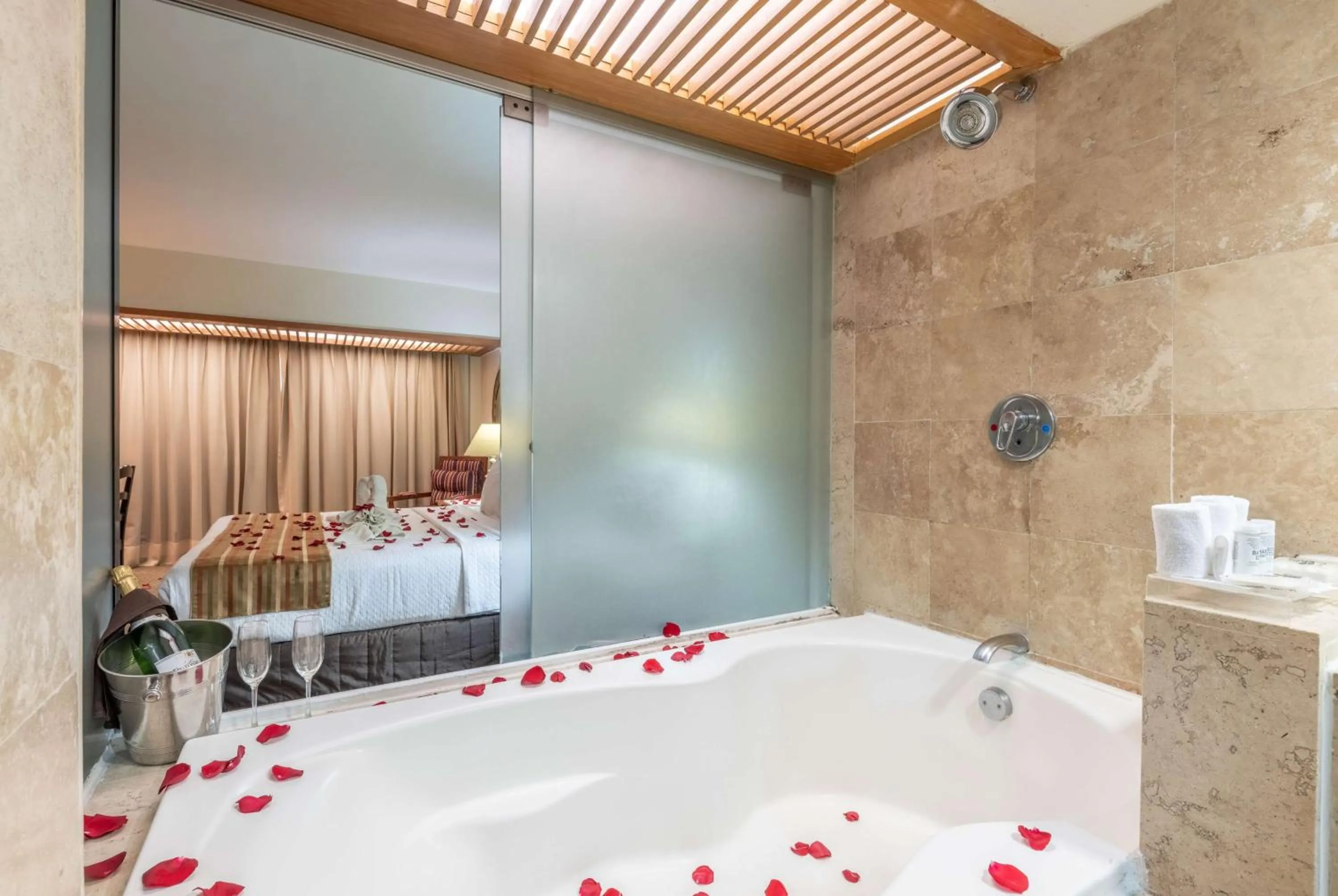 Photo of the whole room, Bed in Wyndham Garden Guadalajara Expo Plaza del Sol